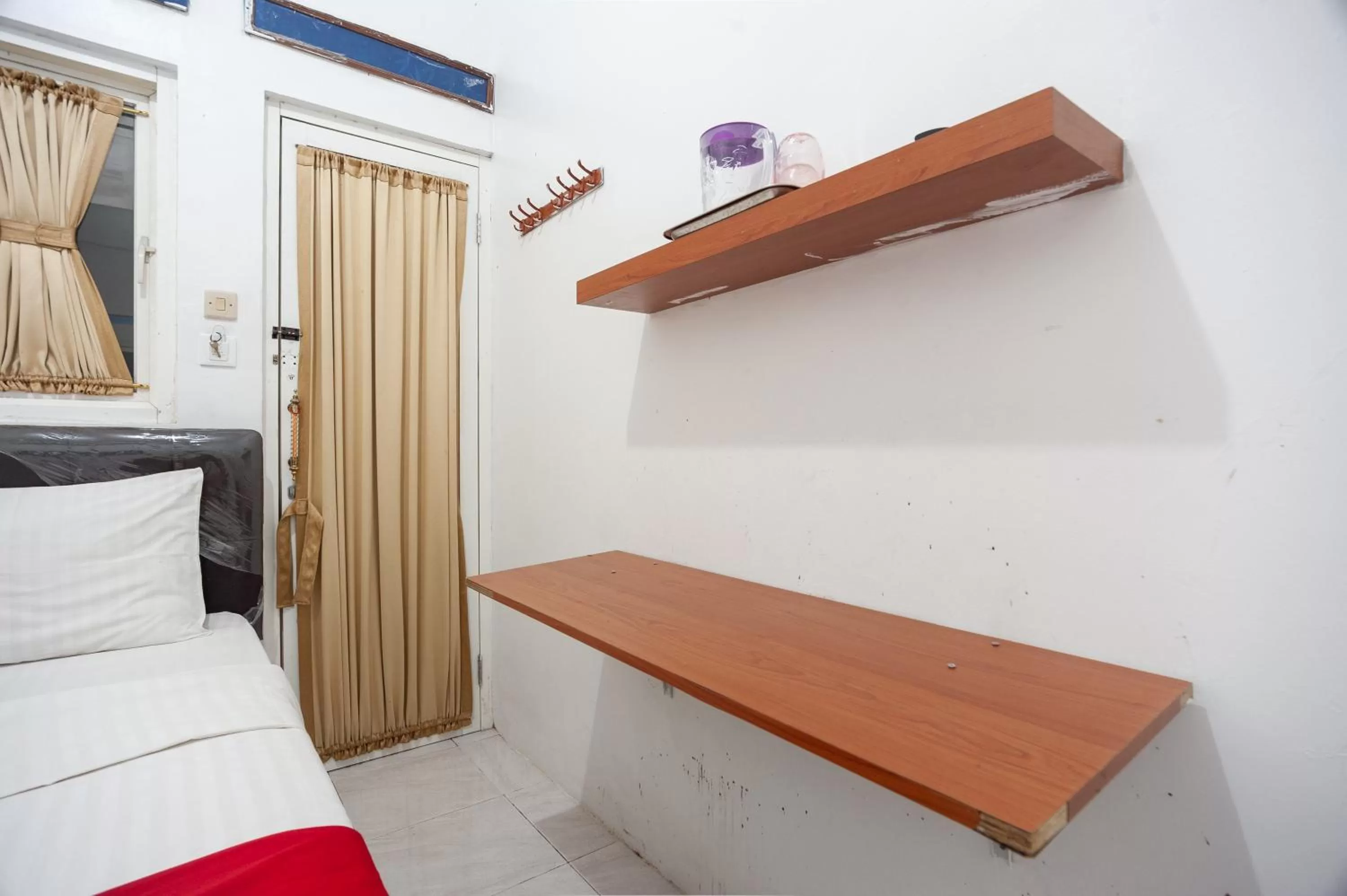 Bed in RedDoorz Syariah near PGC Cililitan