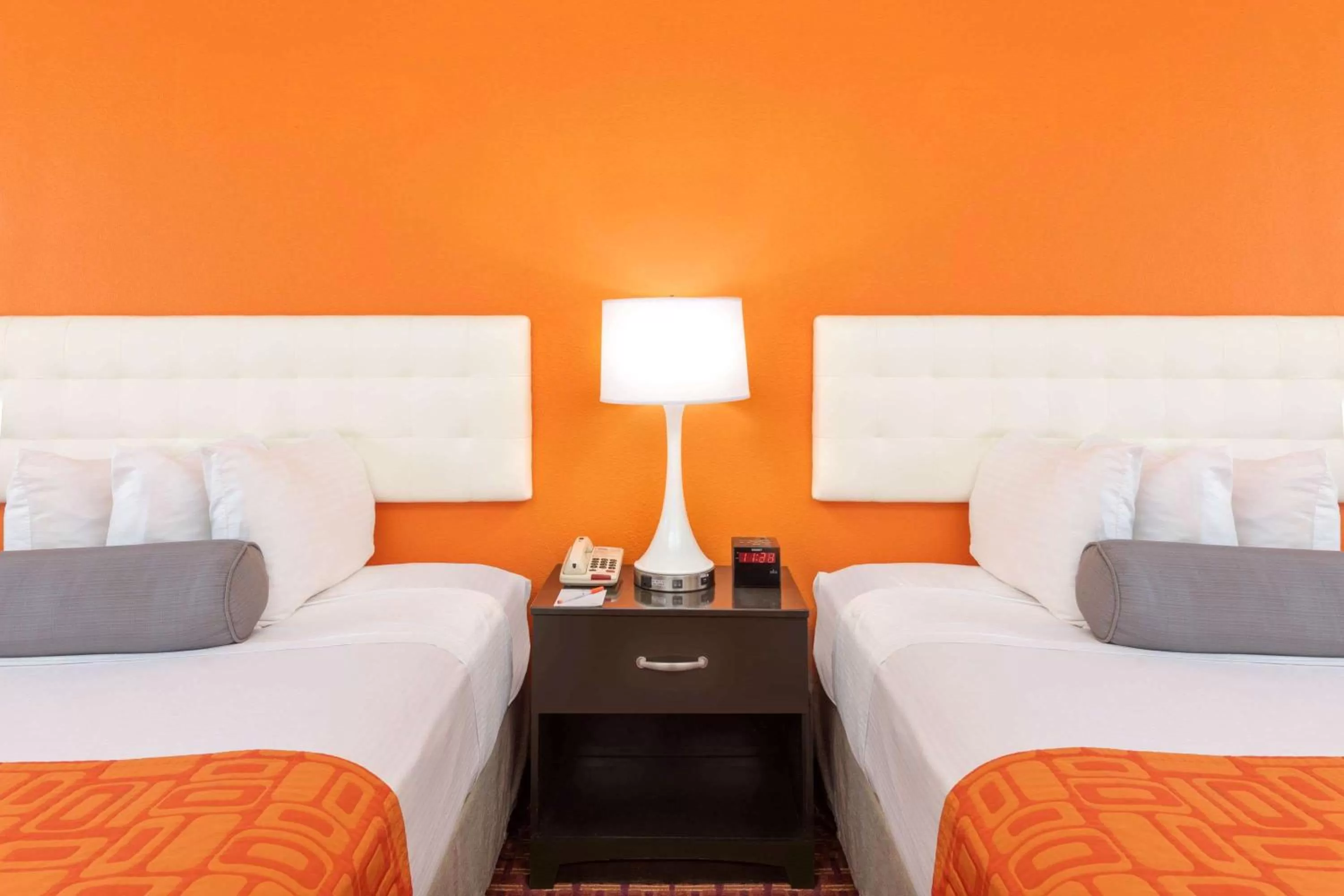 Photo of the whole room, Bed in Howard Johnson by Wyndham Rock Hill