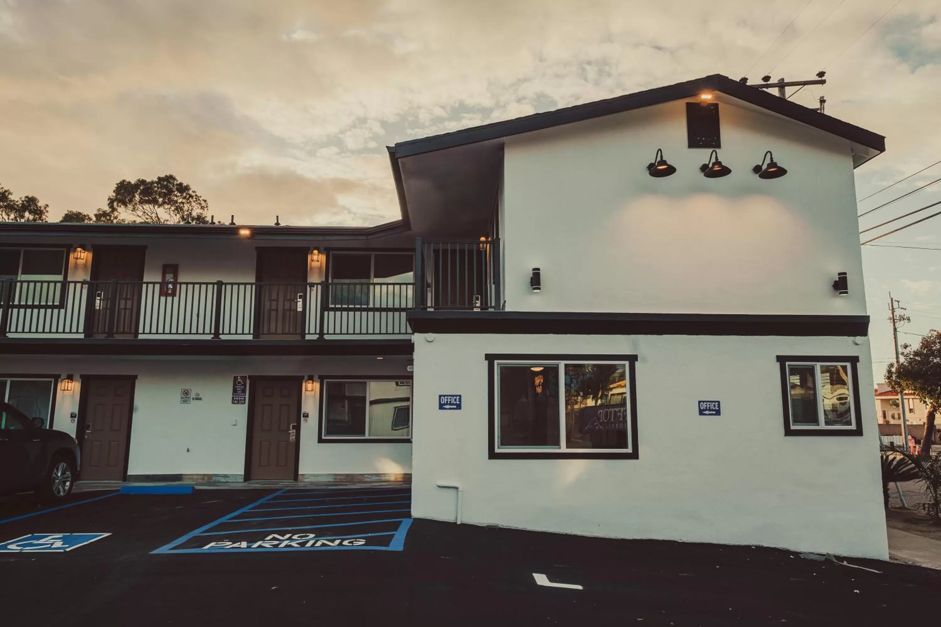 Property building in Blufftop Inn & Suites - Wharf/Restaurant District