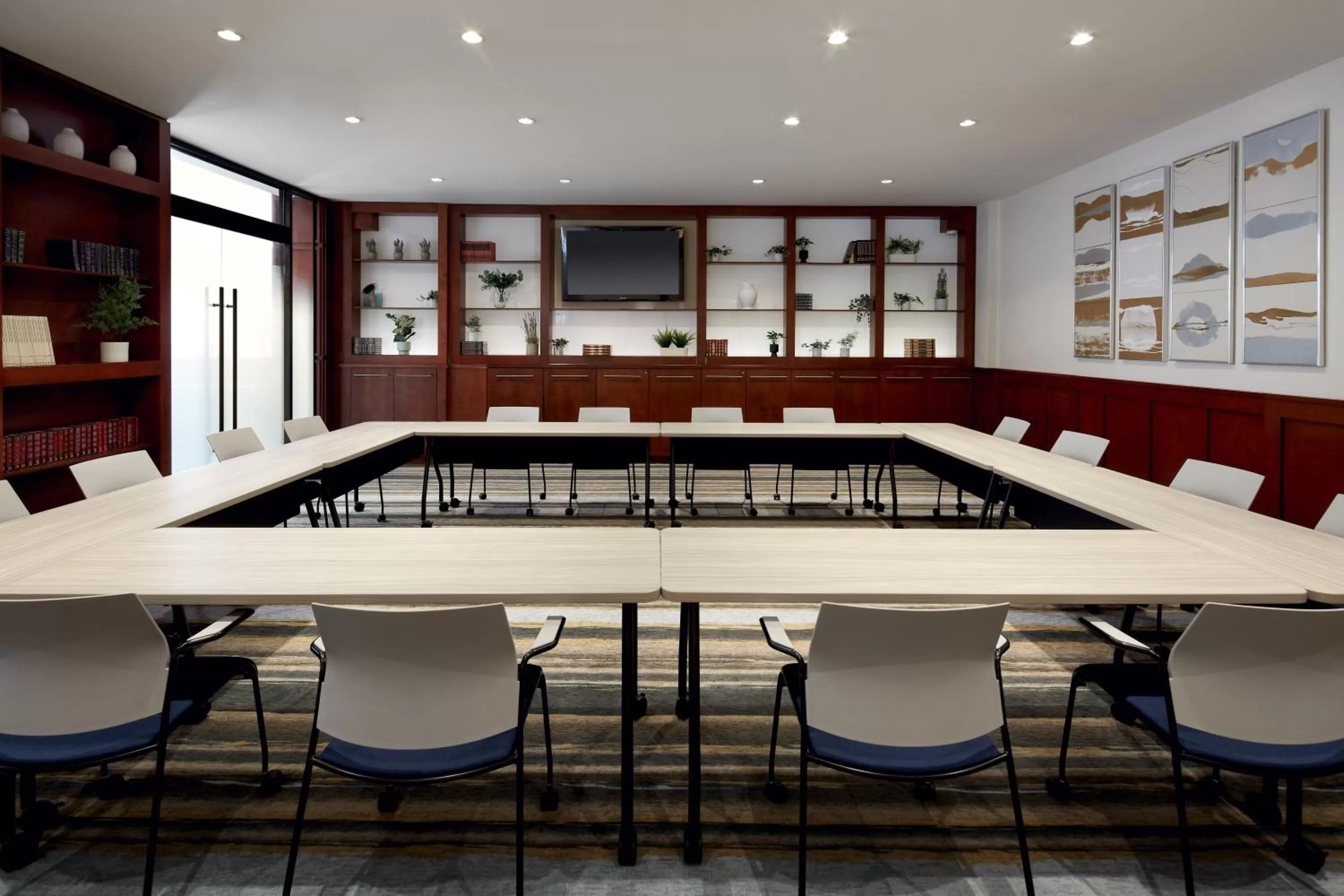 Meeting/conference room in Holiday Inn & Suites Montreal Airport by IHG