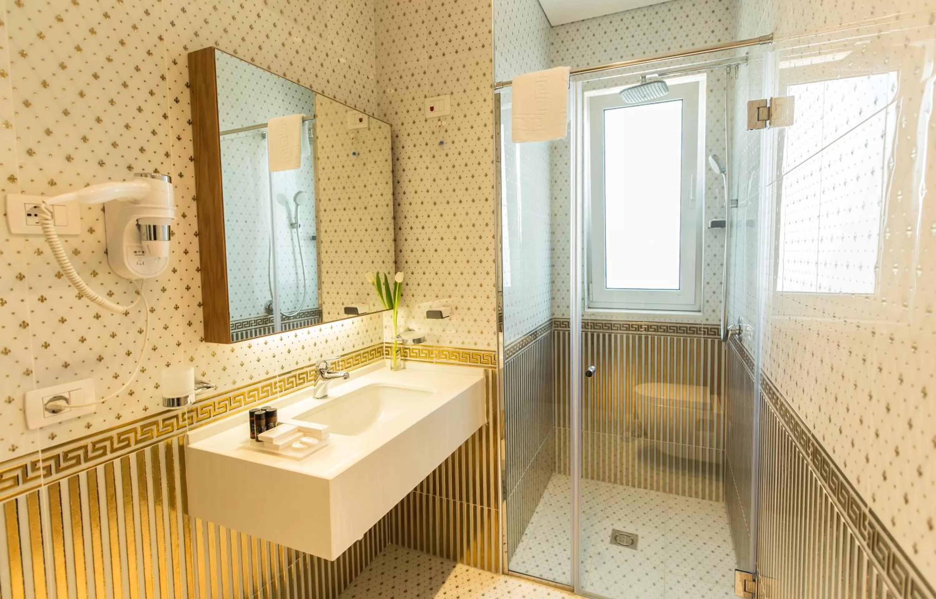 Shower, Bathroom in Royal Hill Hotel