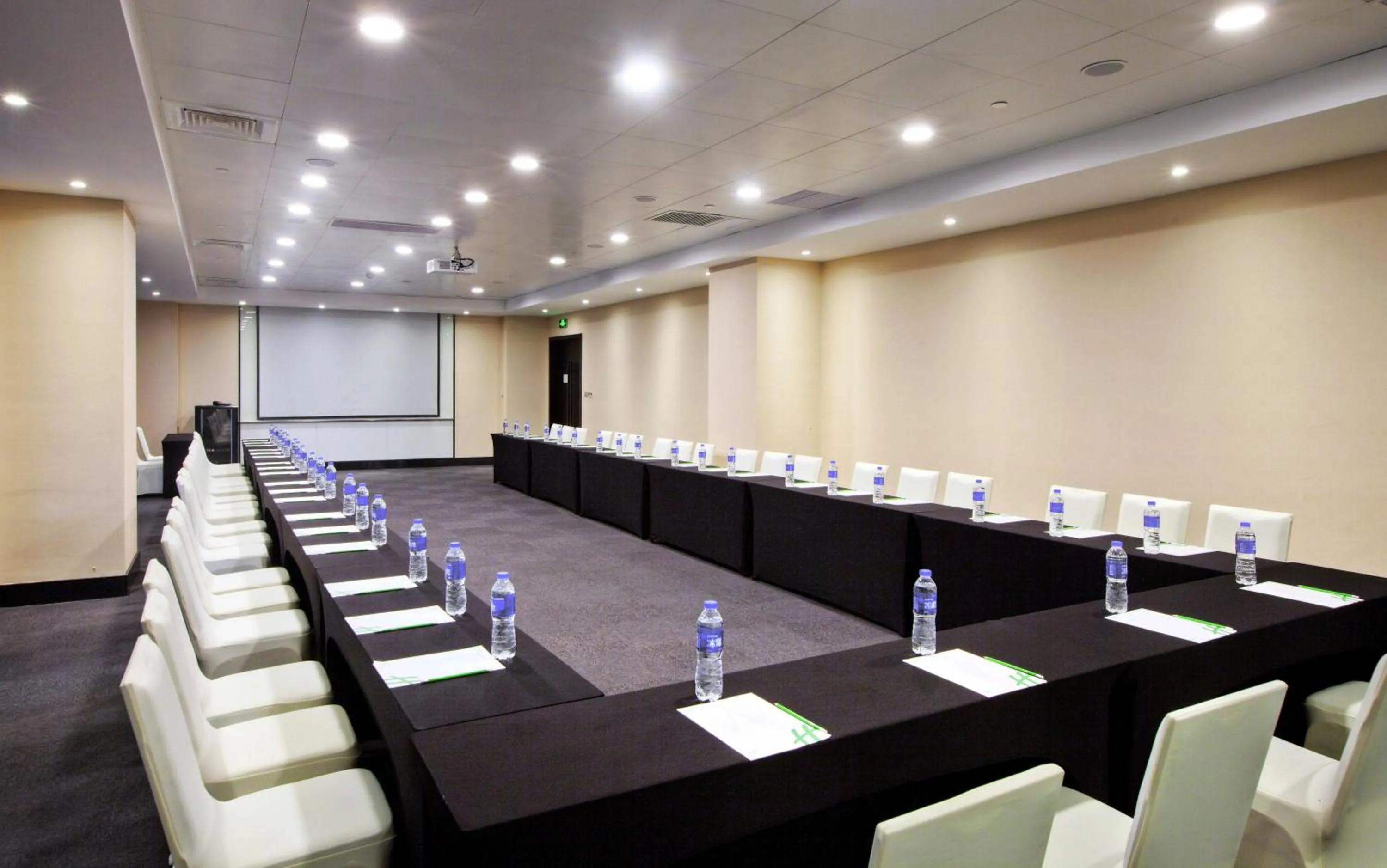 Meeting/conference room in Crowne Plaza Shanghai Jinshan by IHG