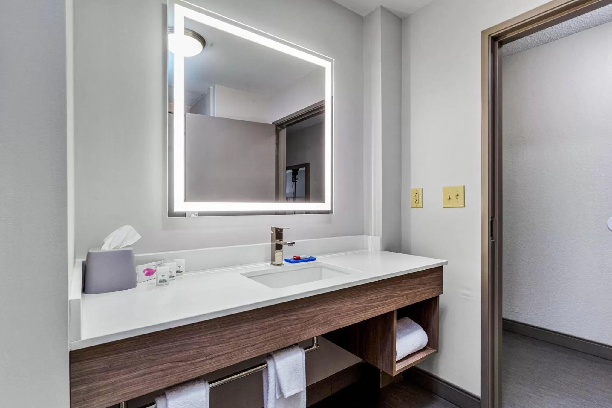 Deluxe Twin Room - Mobility Access Tub in Holiday Inn Express New Albany, an IHG Hotel