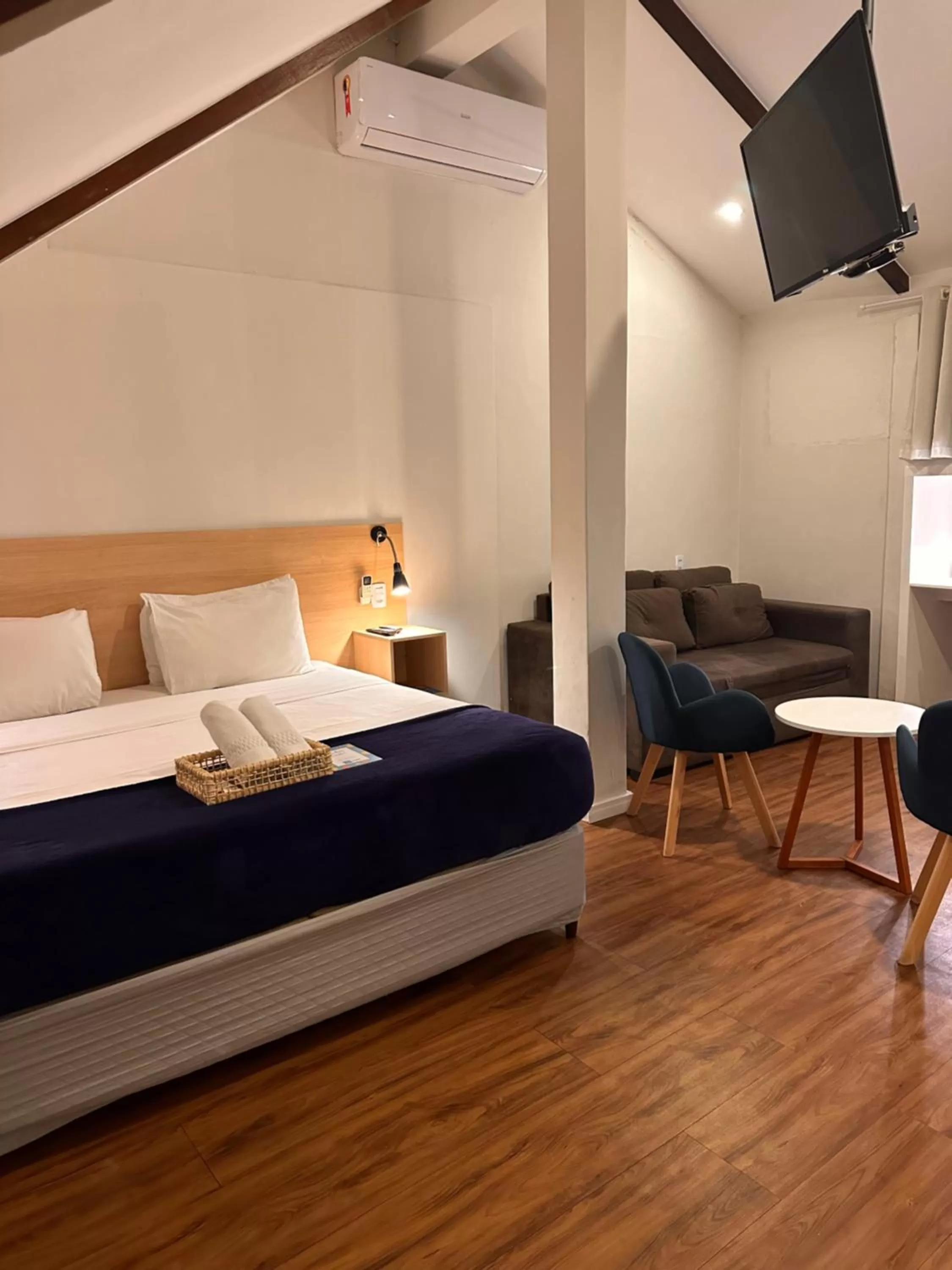 Photo of the whole room, Bed in Injoy Suítes & Aparts