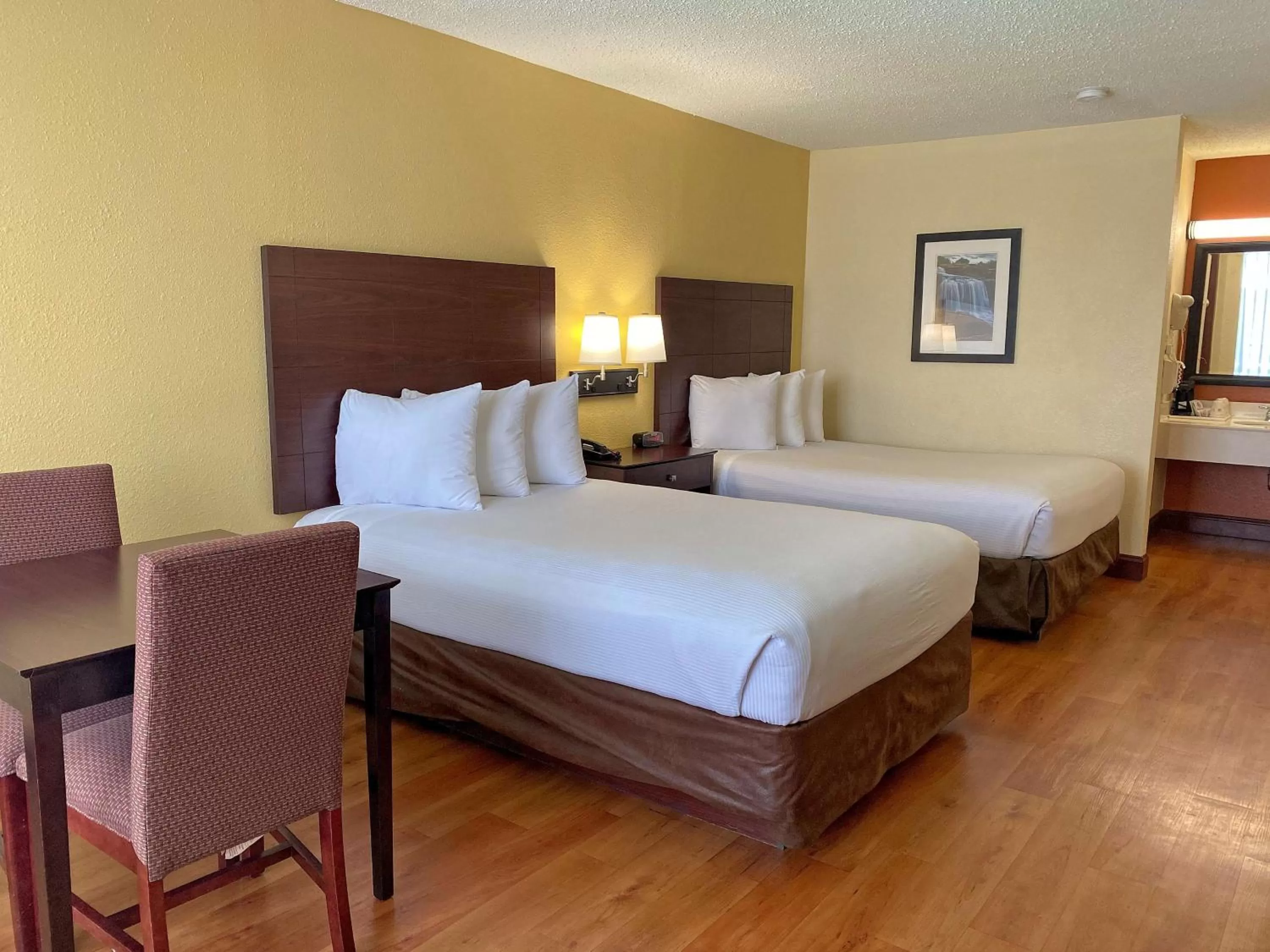 Photo of the whole room, Bed in Best Western Greenville Airport