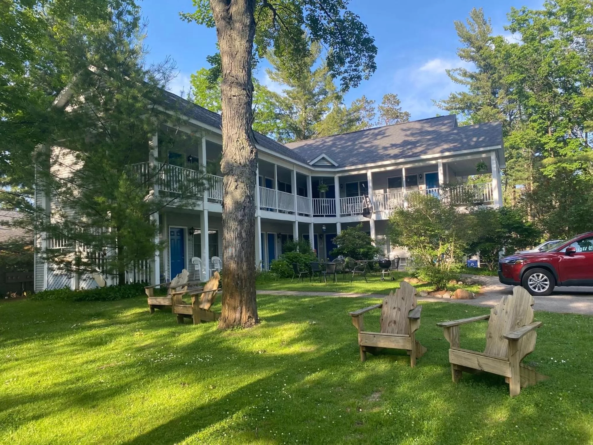 Property building in M22 Inn Glen Arbor