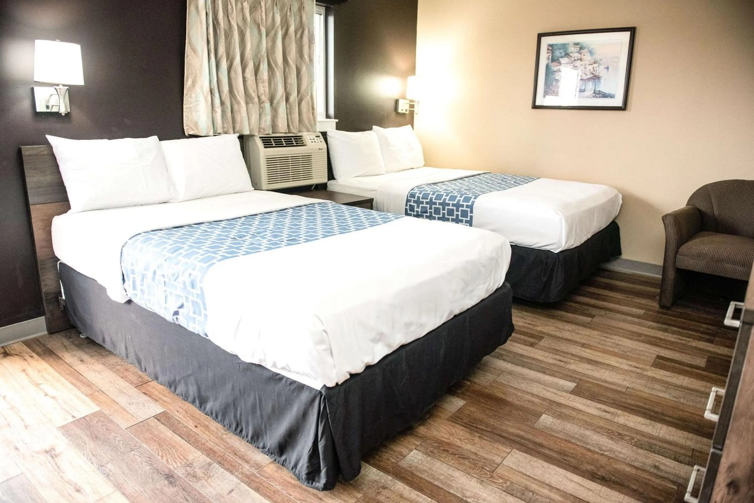 Photo of the whole room, Bed in Suburban Studios Charlotte-Ballantyne