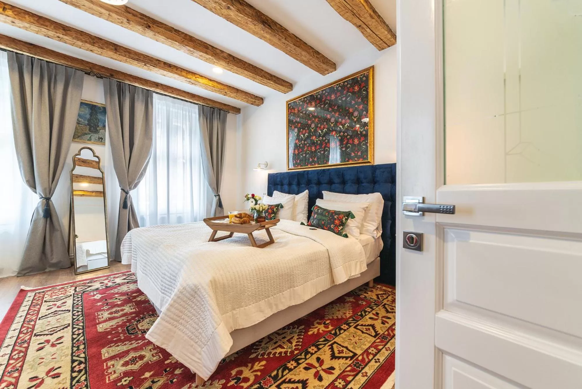 Bed in Nikolas Haus Premium Historic Center Stay & Free Parking