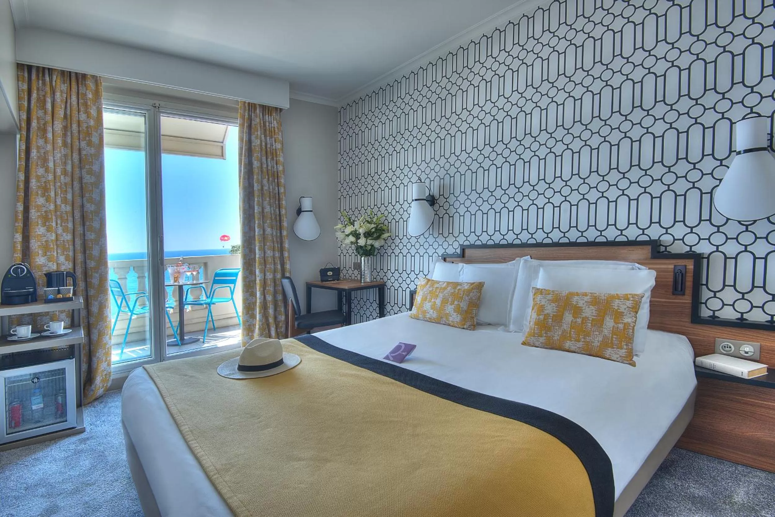 Balcony/Terrace, Bed in Mercure Nice Marché Aux Fleurs