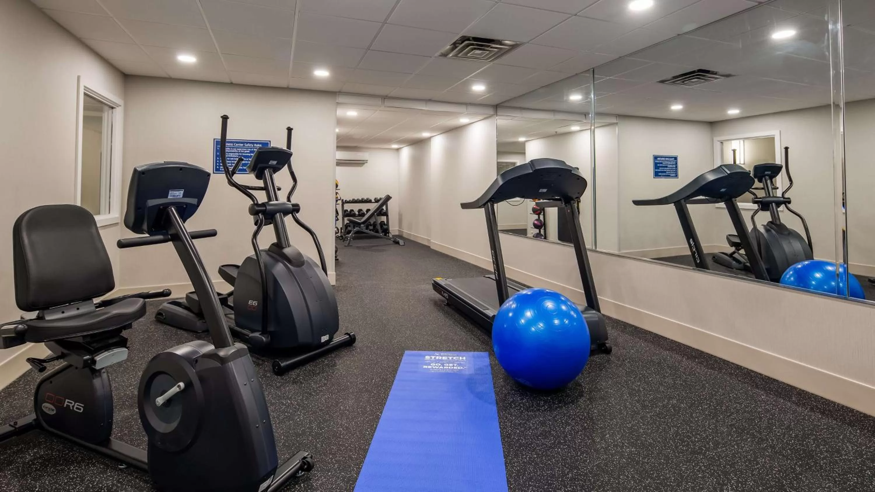 Fitness centre/facilities in Best Western Hampshire Inn & Suites