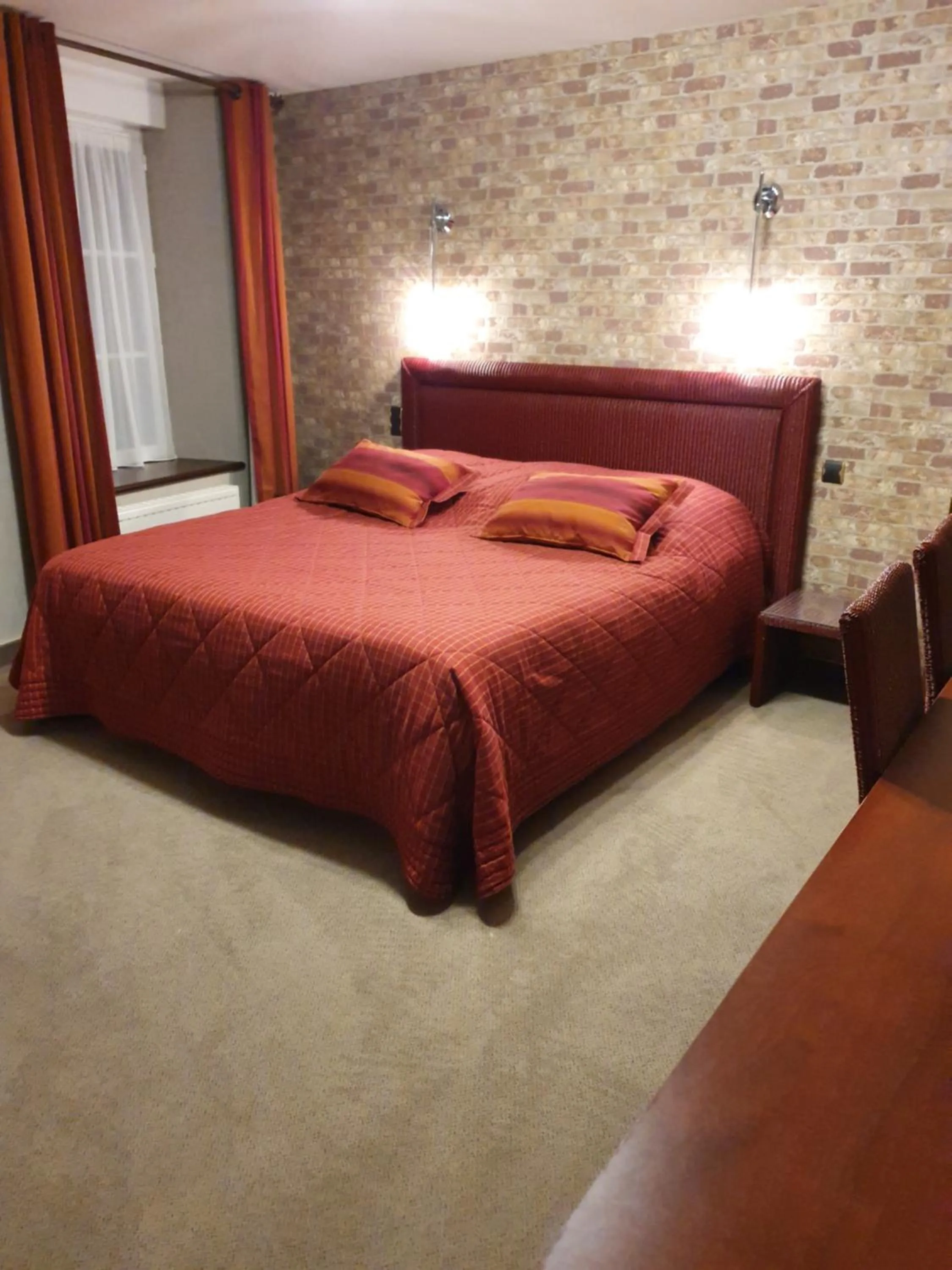 Bed in Hôtel de La Croix d'Or