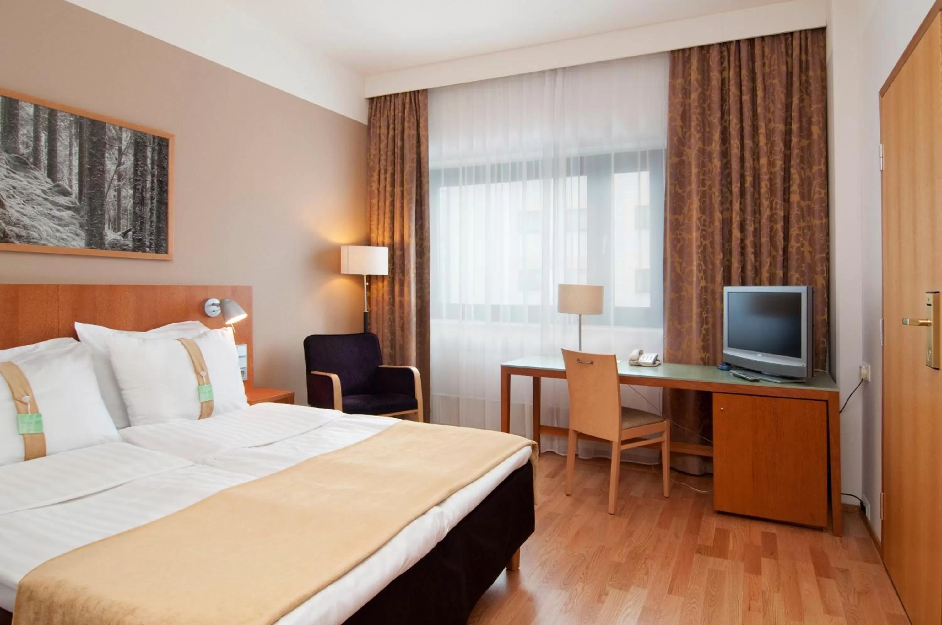 Photo of the whole room, Bed in Holiday Inn Helsinki-Vantaa Airport by IHG