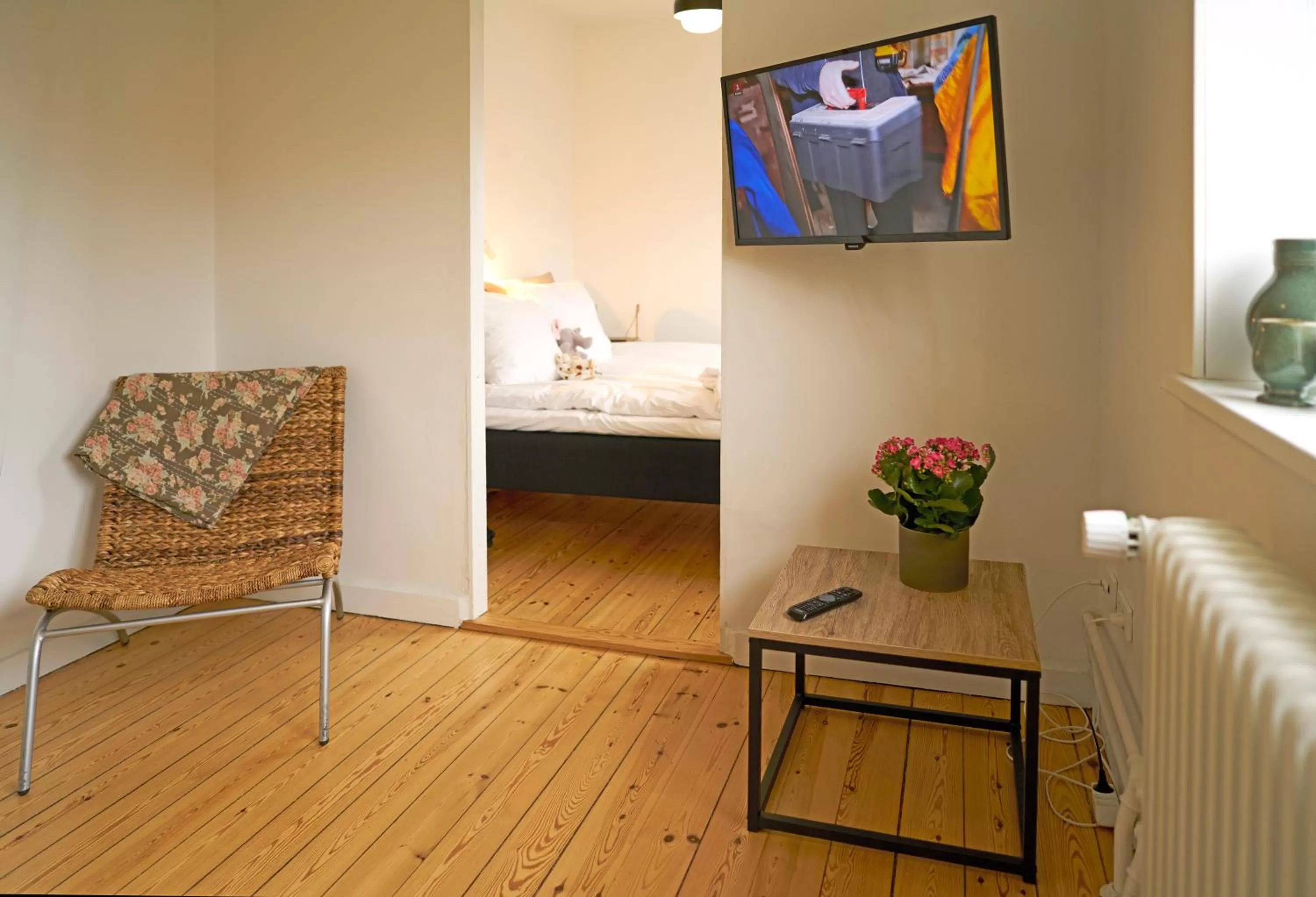 Bed, TV/Entertainment Center in Villa Sofie Bed & Breakfast