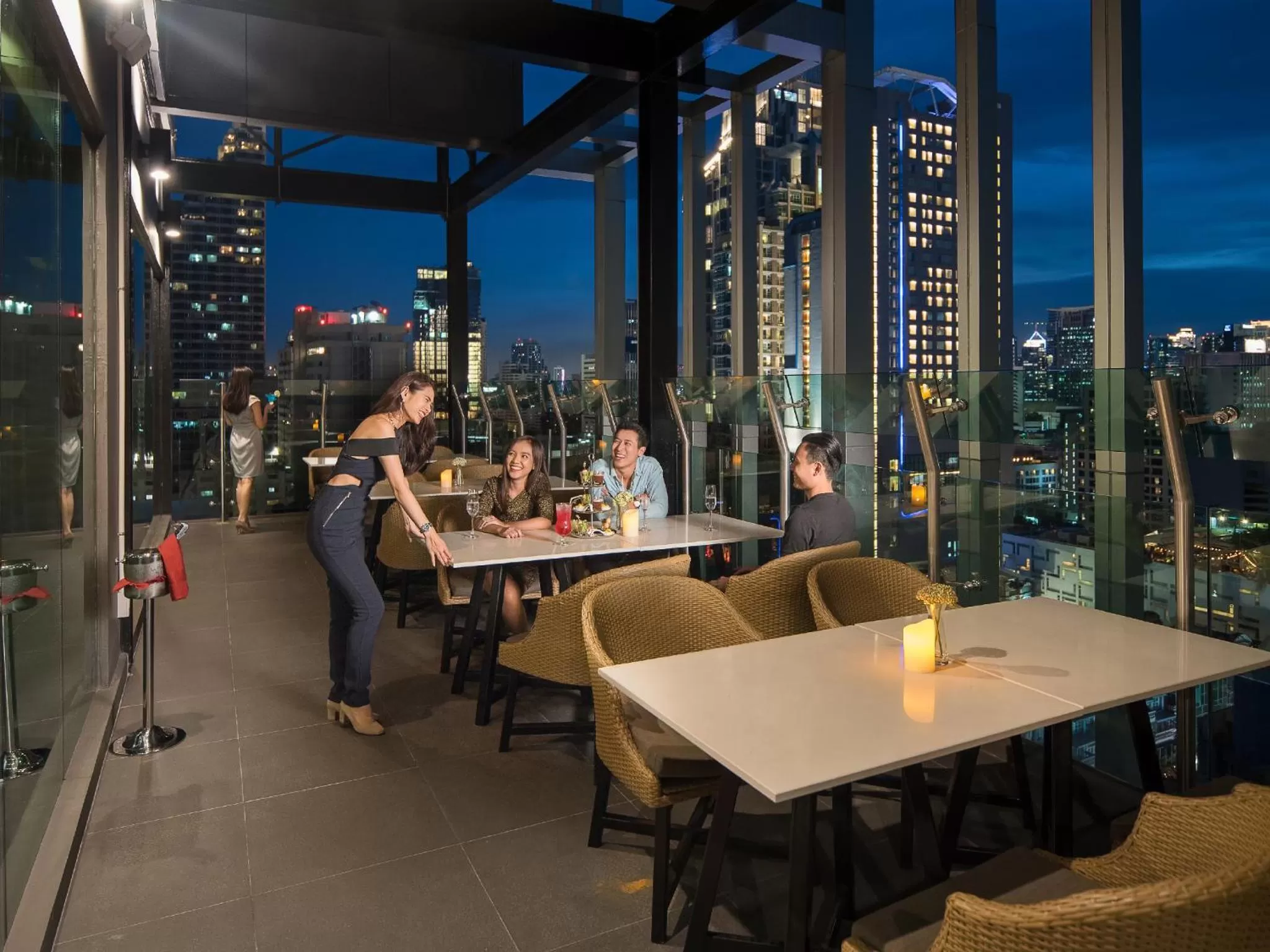 Lounge or bar in Solitaire Bangkok Sukhumvit 11