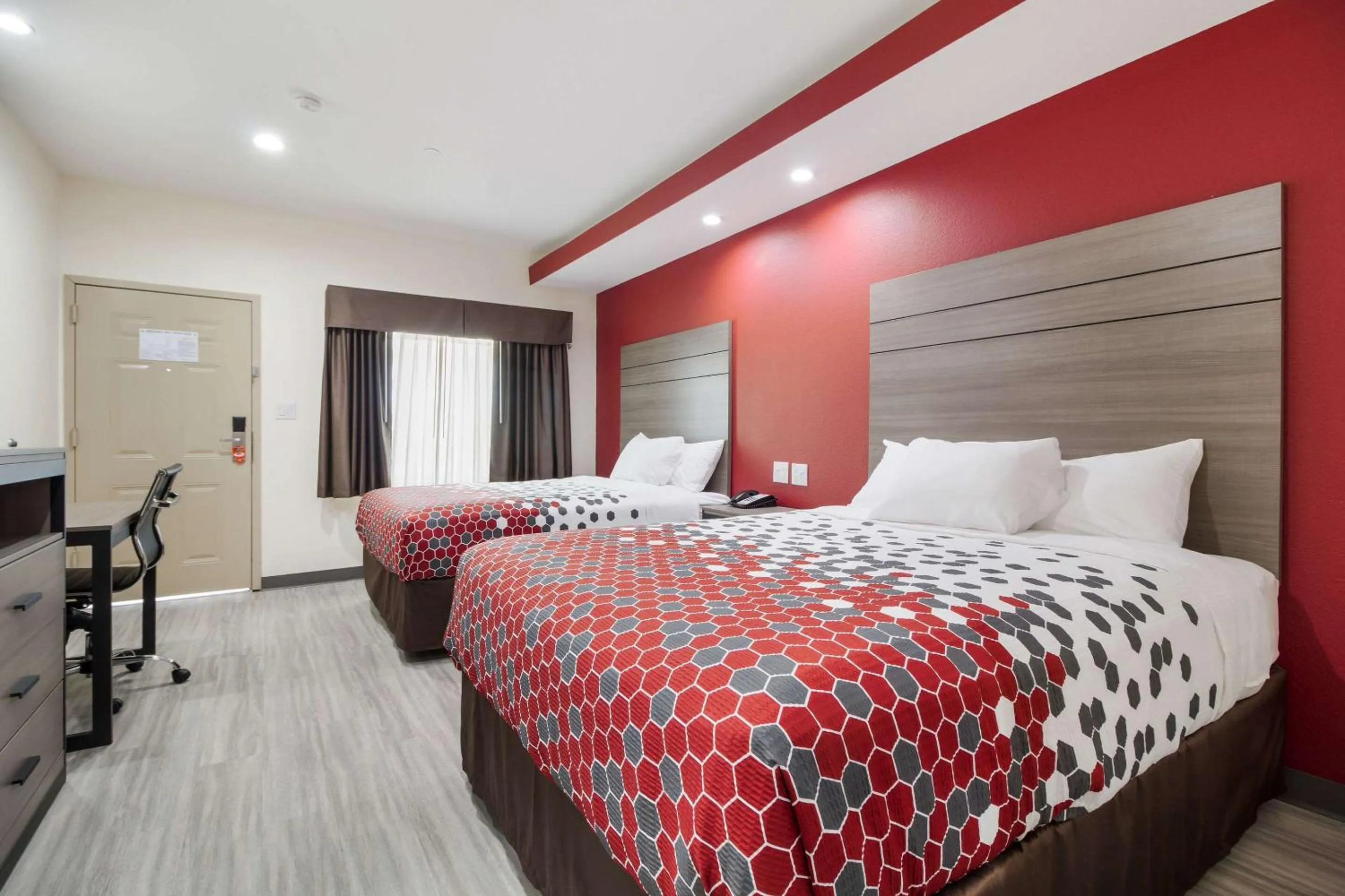 Photo of the whole room, Bed in Regency Inn & Suites Humble FM1960 - IAH Airport