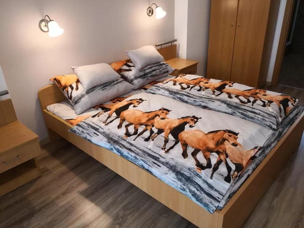 Photo of the whole room, Bed in Mátyus Udvarház Kengyel Fogadó Eger