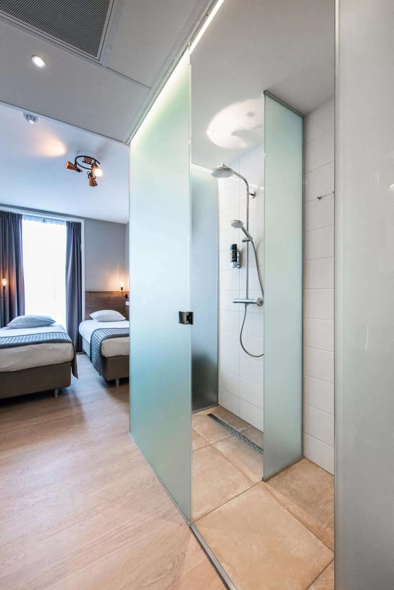 Bathroom, Bed in Melrose Hotel