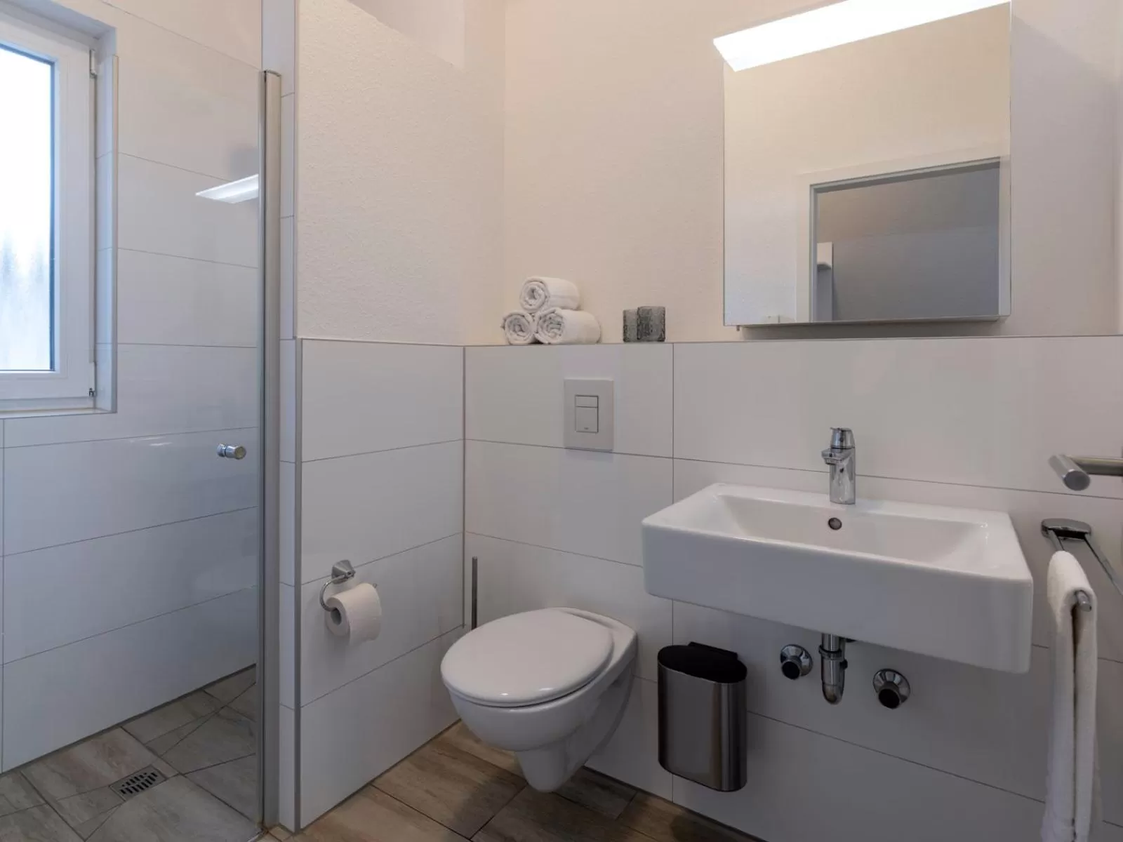 Bathroom in GLEUEL INN - digital hotel & serviced apartments & boardinghouse mit voll ausgestatteten Küchen