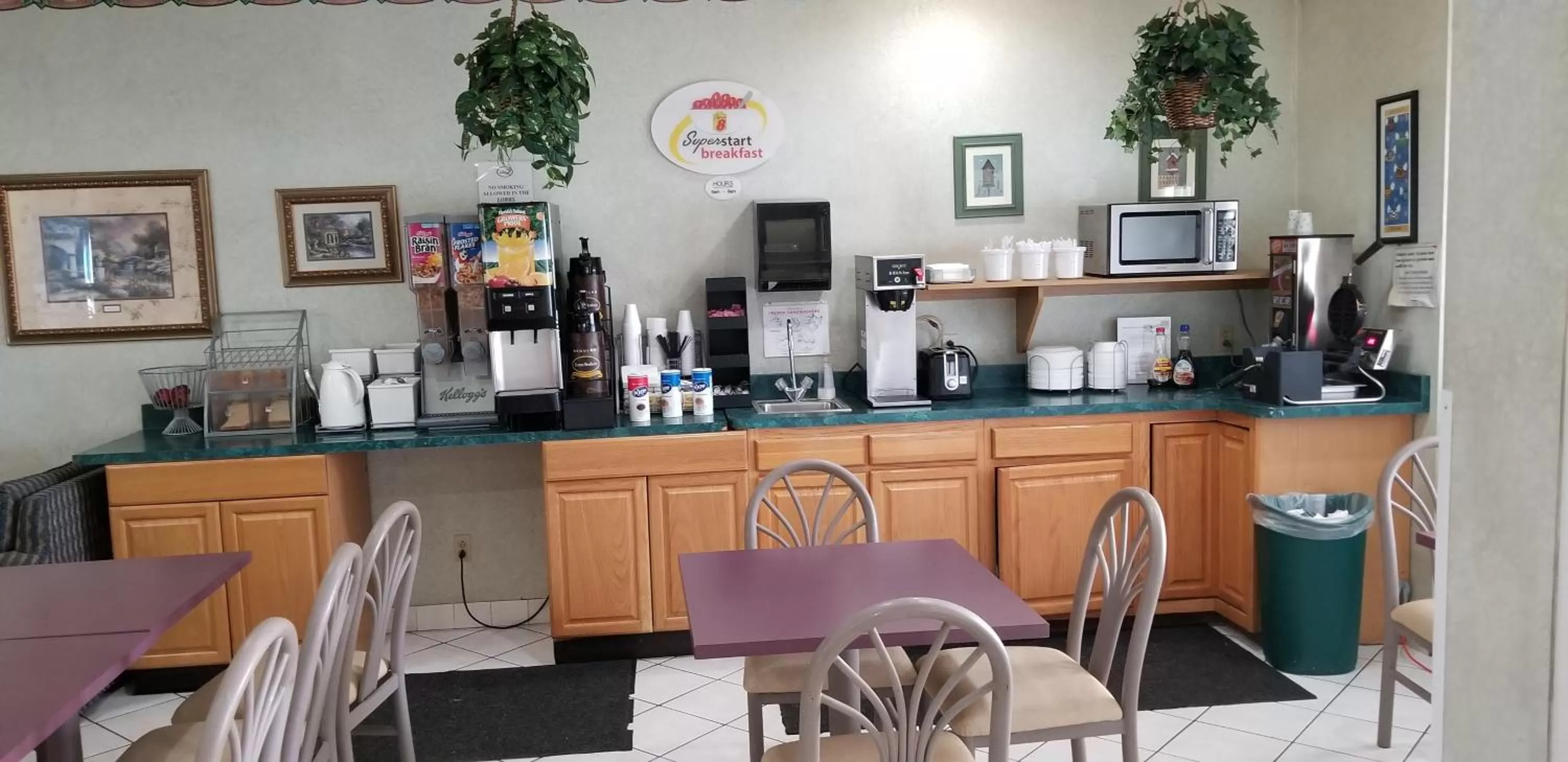 Food and drinks in Super 8 by Wyndham Pontoon Beach IL/St. Louis MO Area