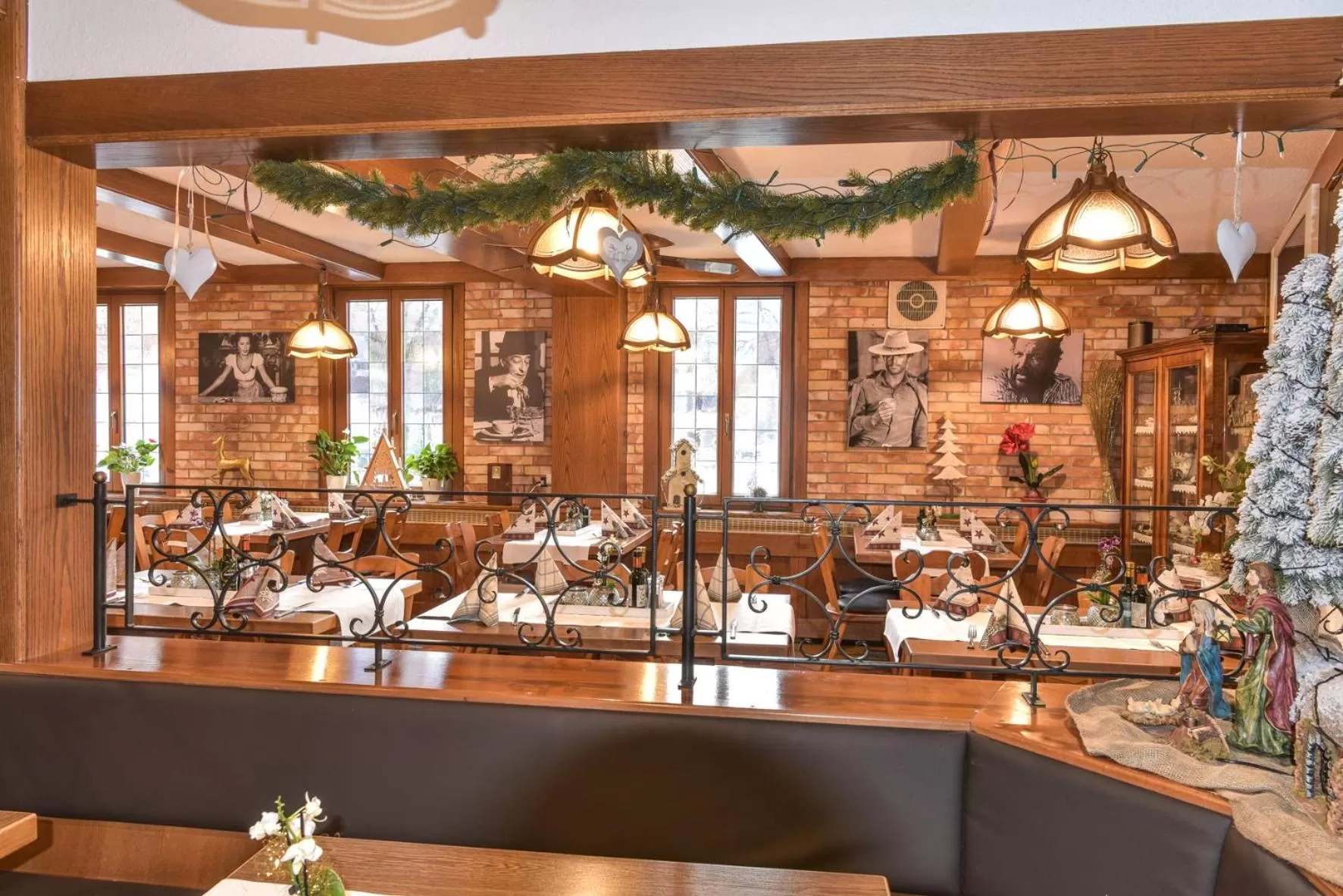 Restaurant/Places to Eat in Hotel Ristorante Rostica