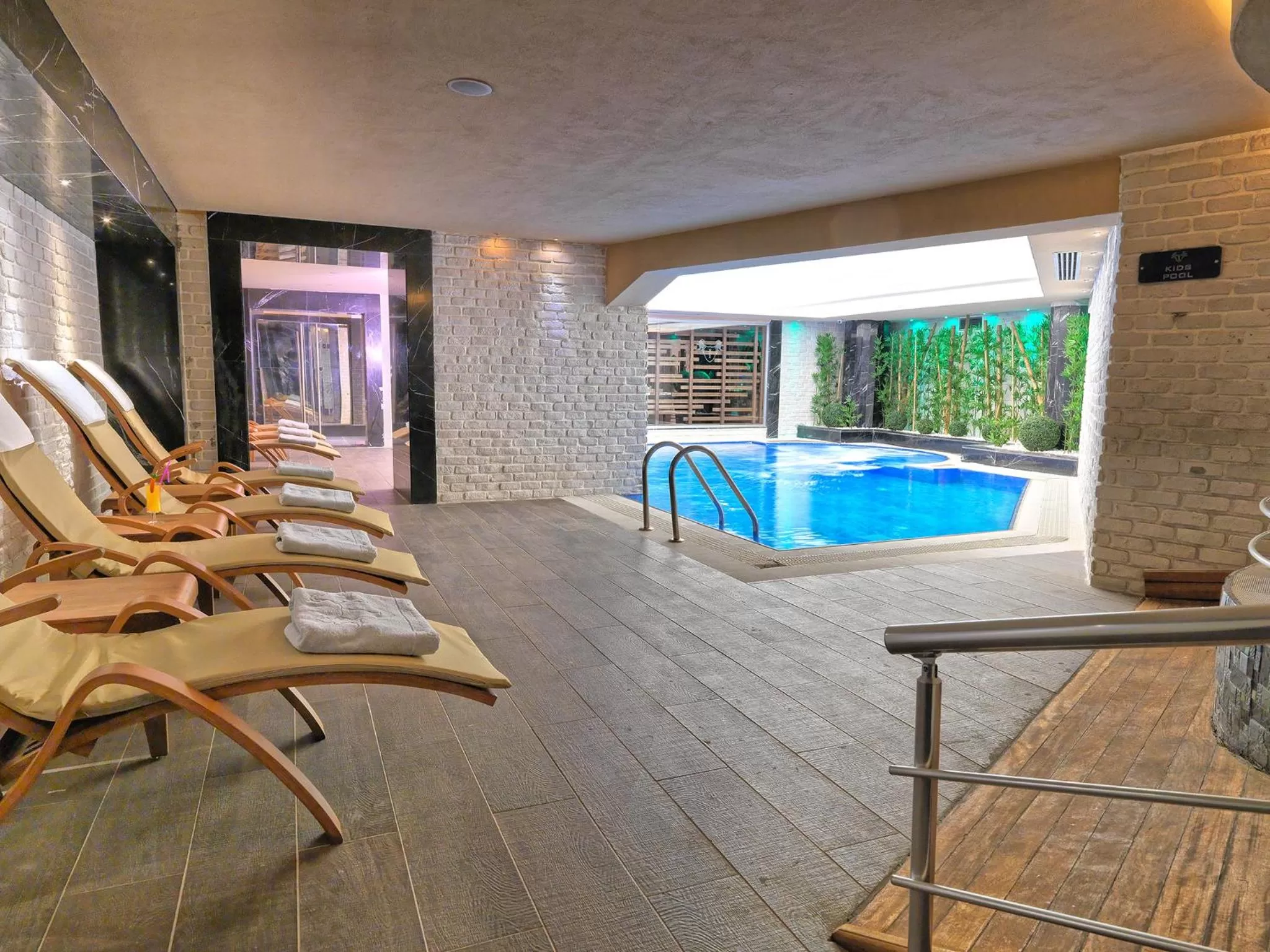 Swimming pool in Mercure Istanbul Bomonti