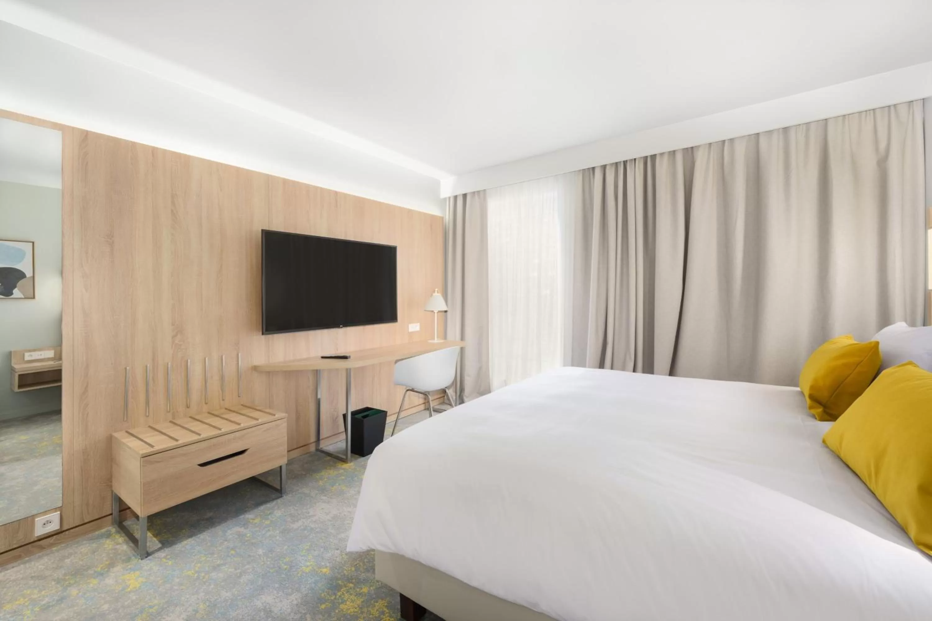 Photo of the whole room, Bed in Courtyard by Marriott Paris Charles de Gaulle Central Airport