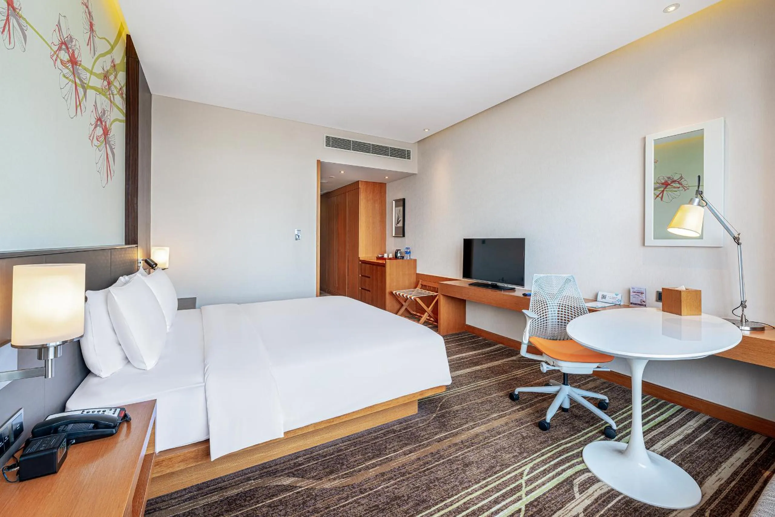 Photo of the whole room, Bed in Hilton Garden Inn Chengdu Huayang