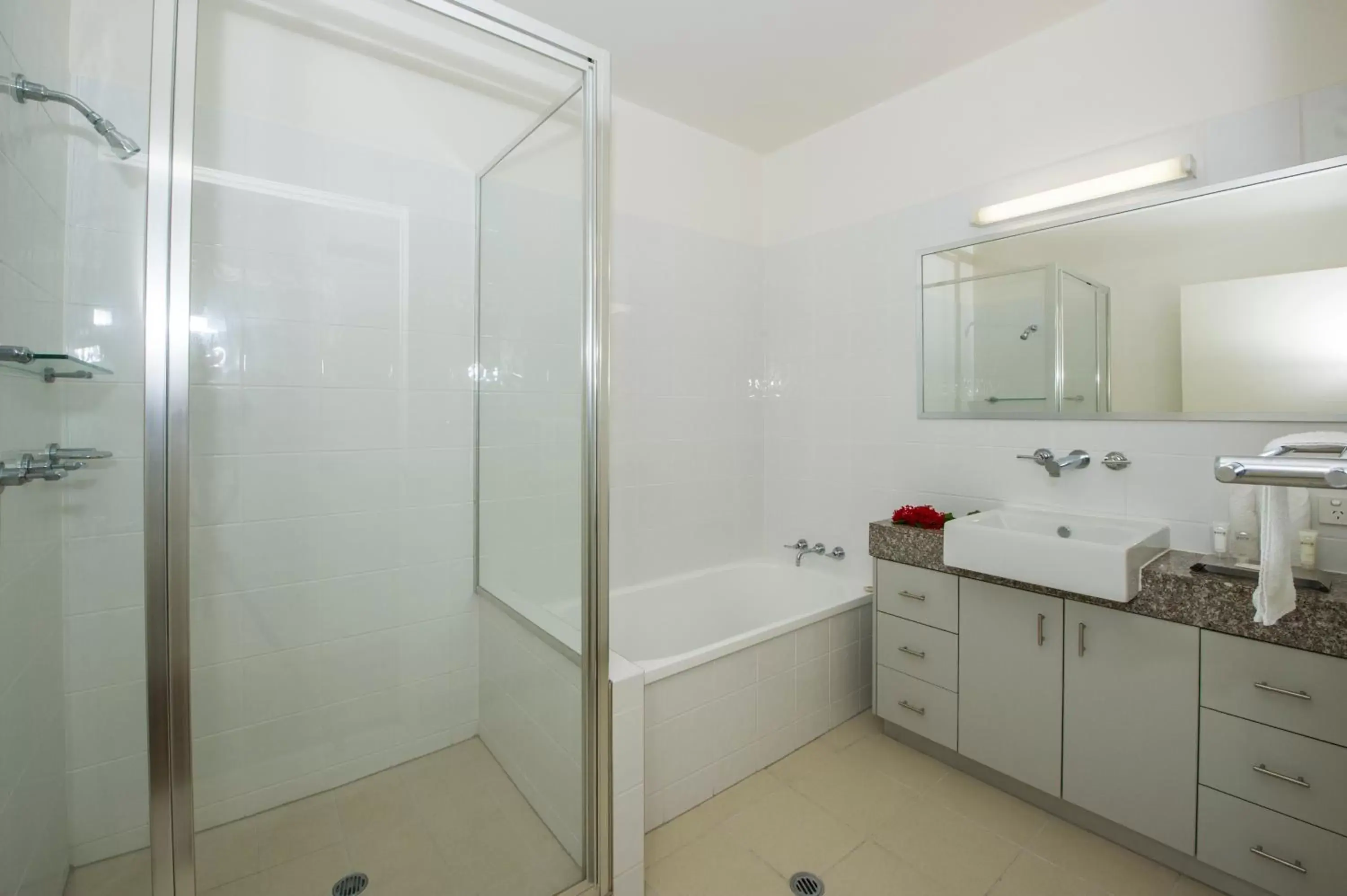 Three-Bedroom Apartment in Beachside Magnetic Harbour Apartments Three-Bedroom Apartment in Beachside Magnetic Harbour Apartments