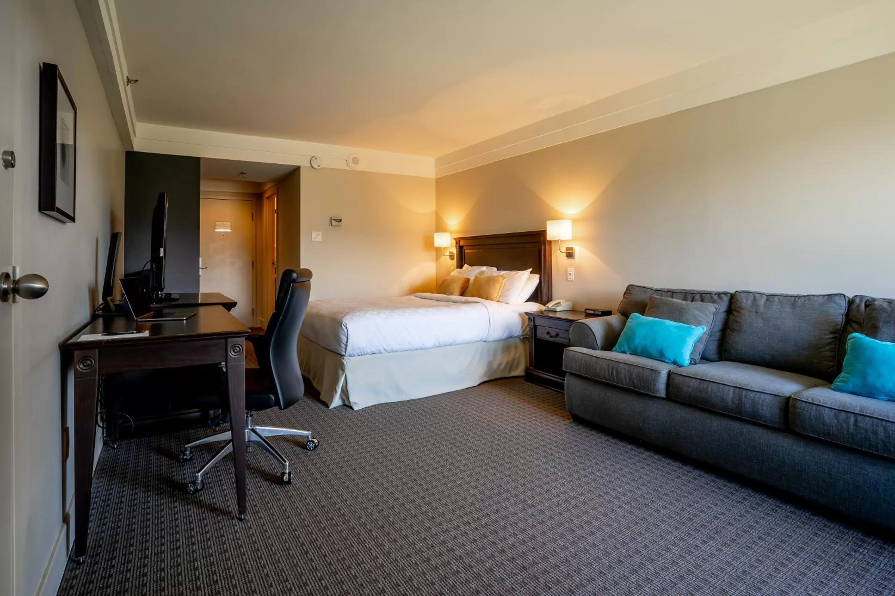 Photo of the whole room, Bed in Manoir des Sables Hôtel & Golf