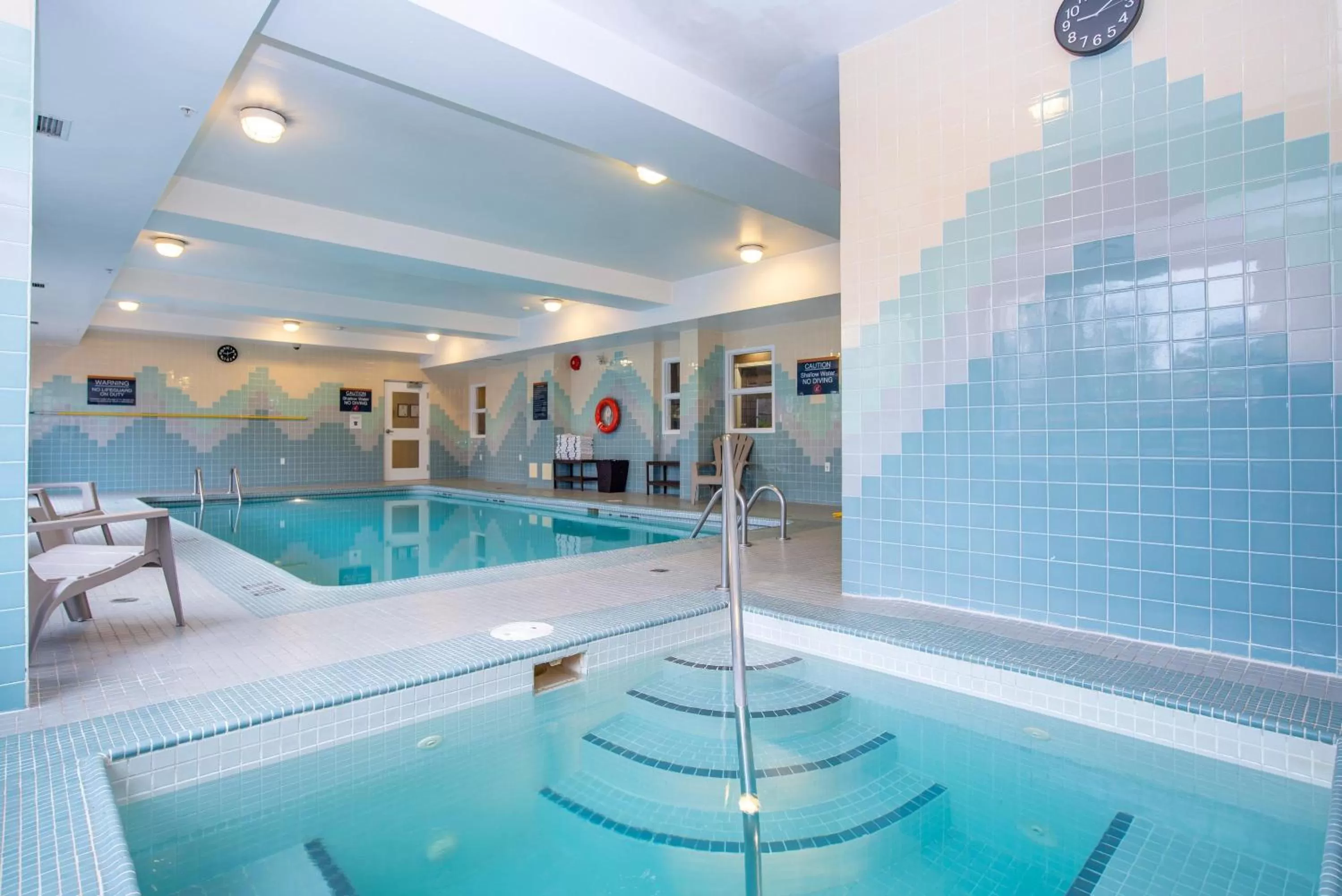 Swimming pool in Sandman Hotel Vancouver Airport