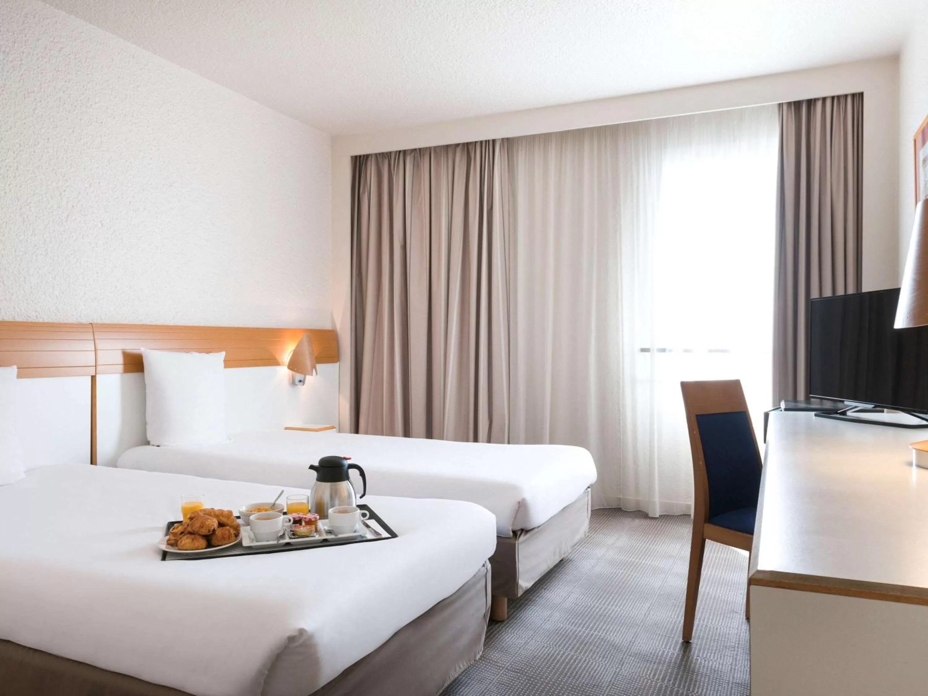Photo of the whole room, Bed in Novotel Paris Est