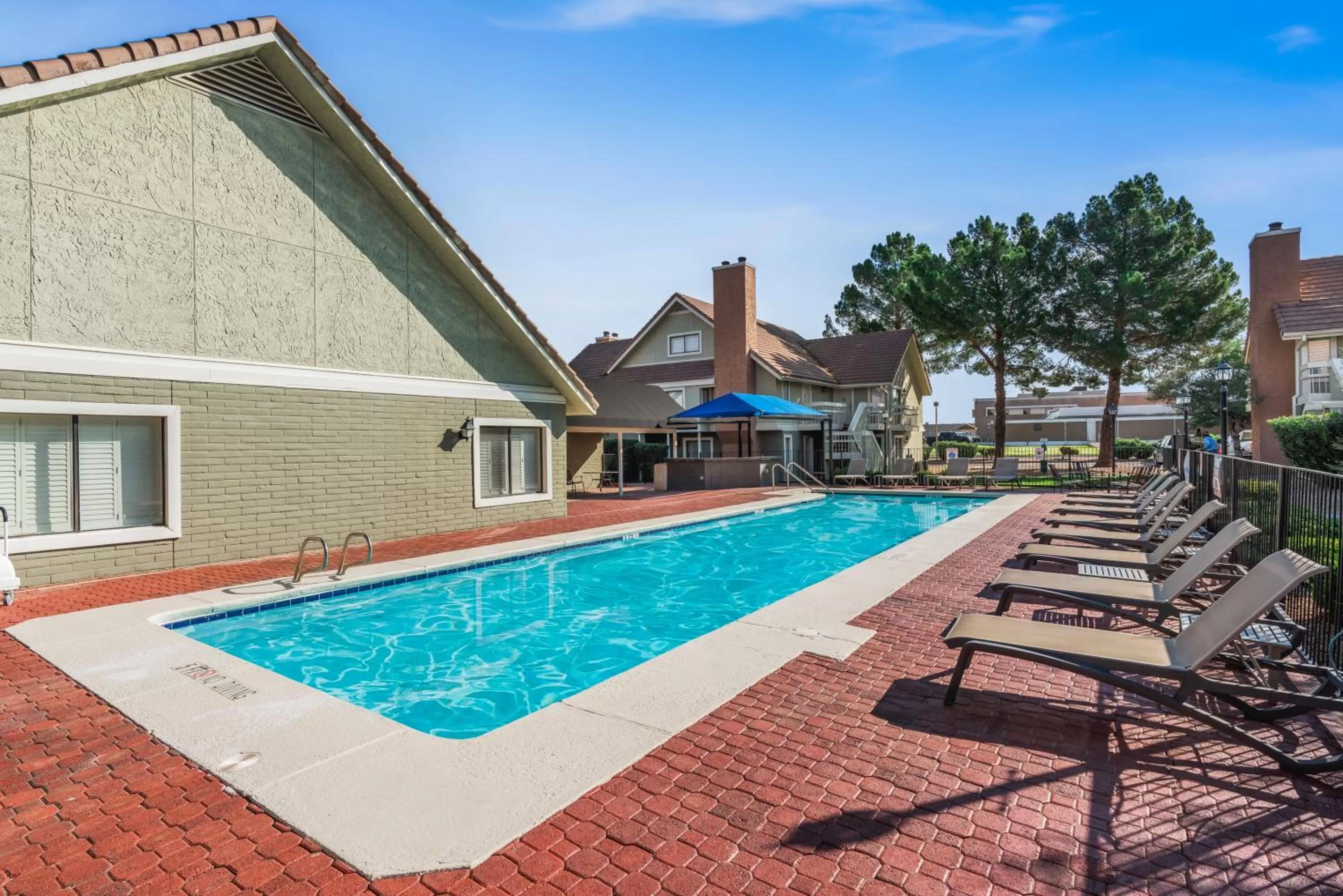 Swimming pool in Chase Suite El Paso