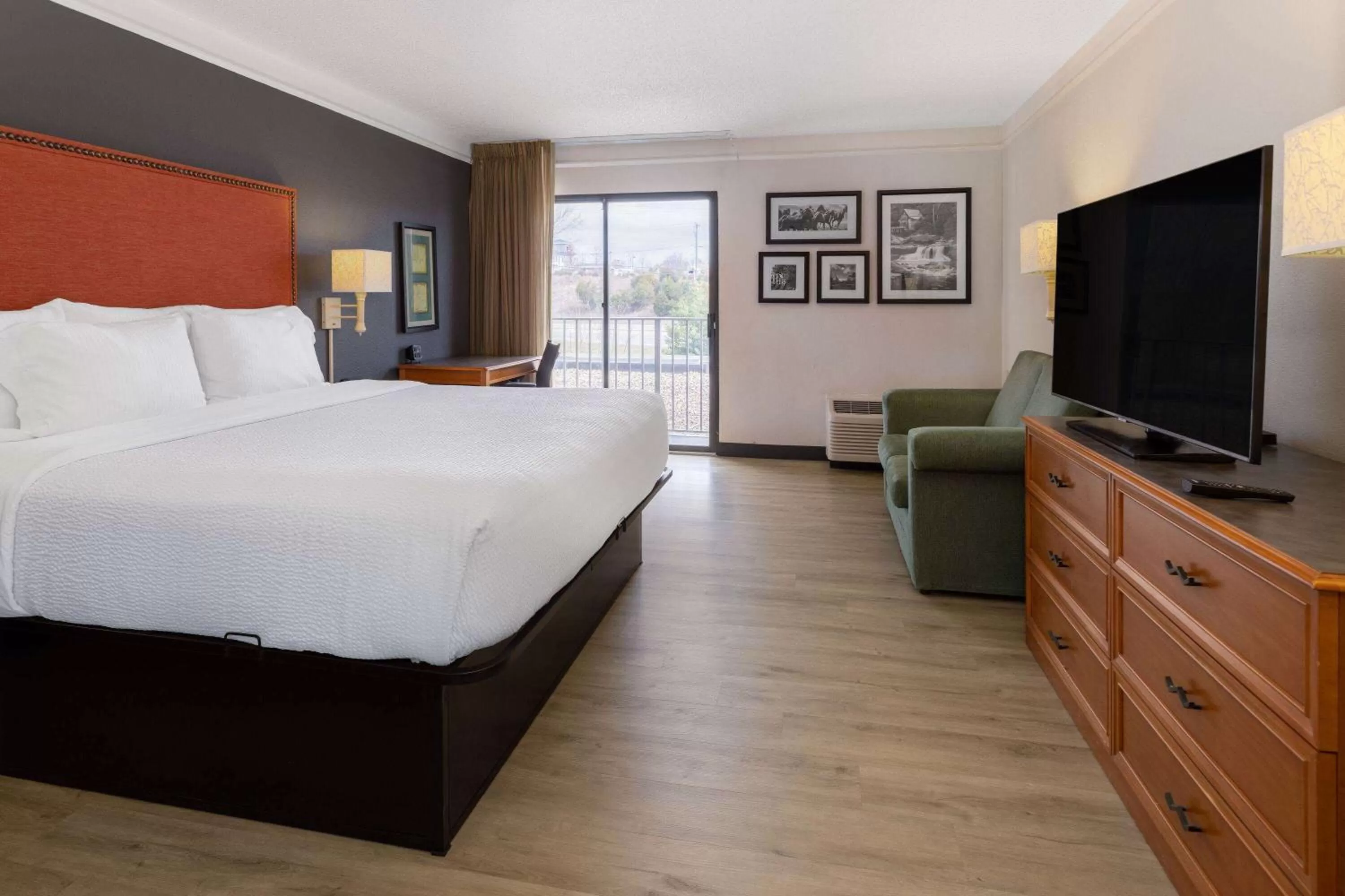 Photo of the whole room, Bed in La Quinta by Wyndham Kingsport Tri Cities Airport