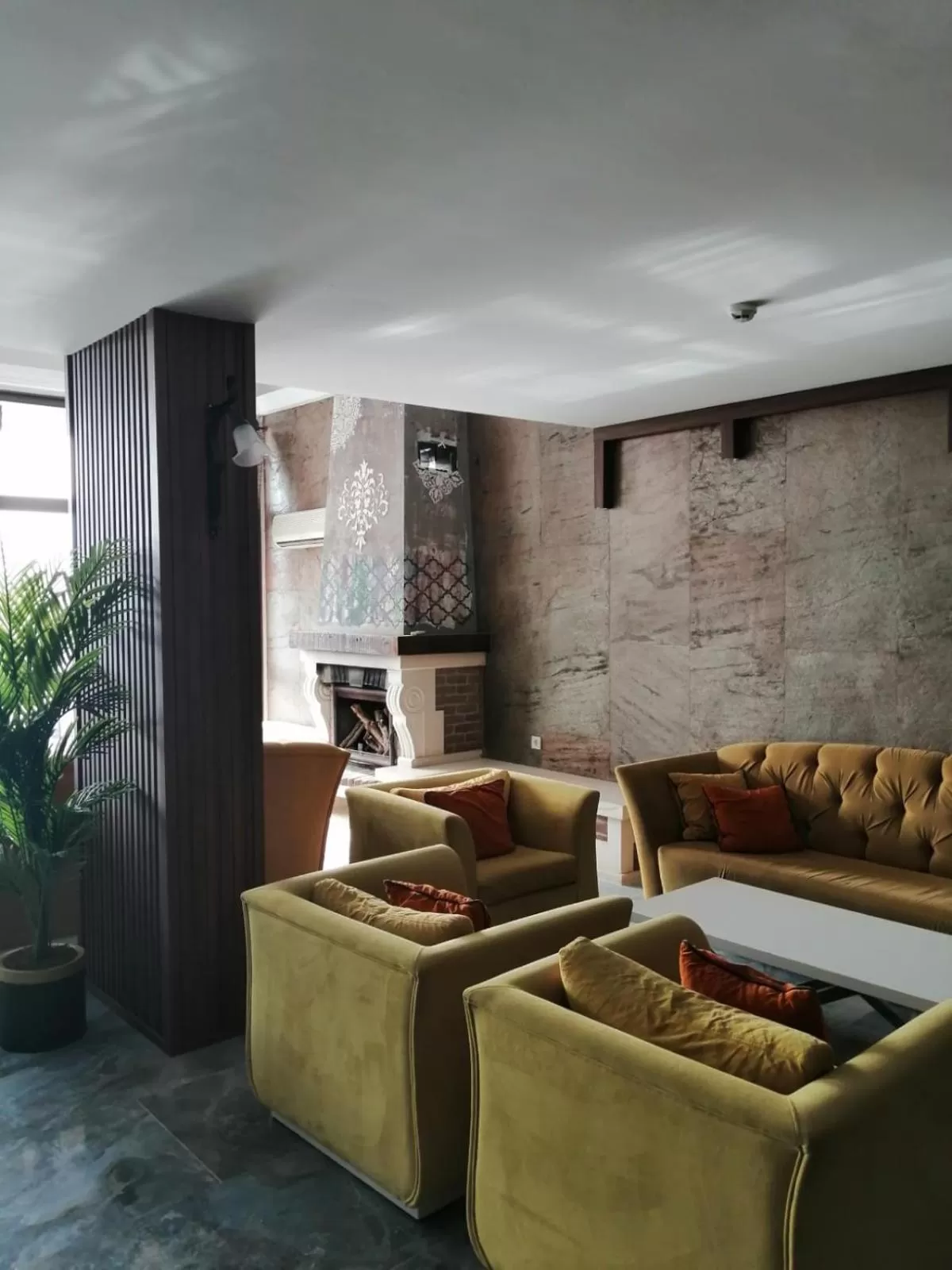 Communal lounge/ TV room in Suhan Seaport Hotel