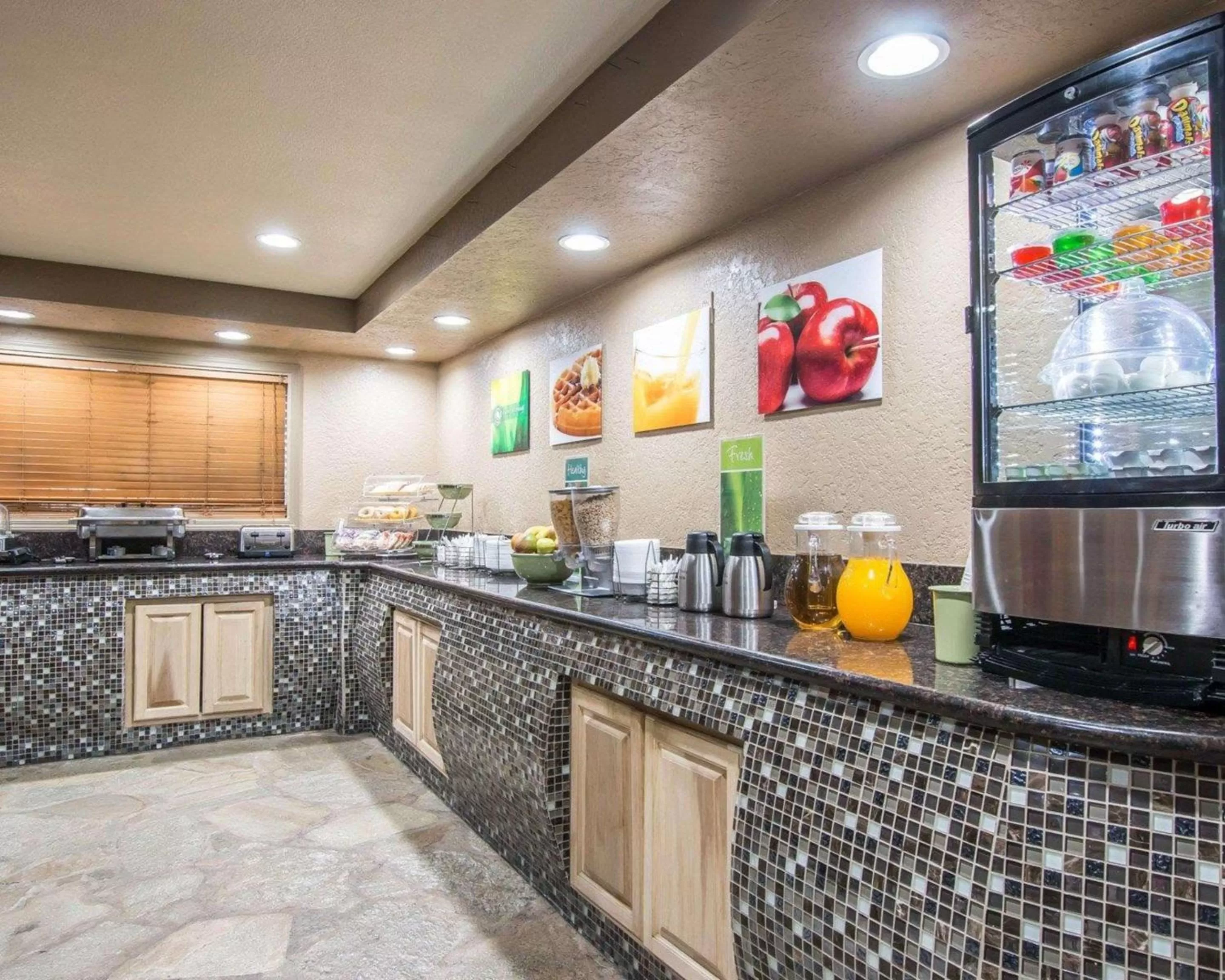 Restaurant/places to eat, Kitchen/Kitchenette in Hotel Baja San Diego