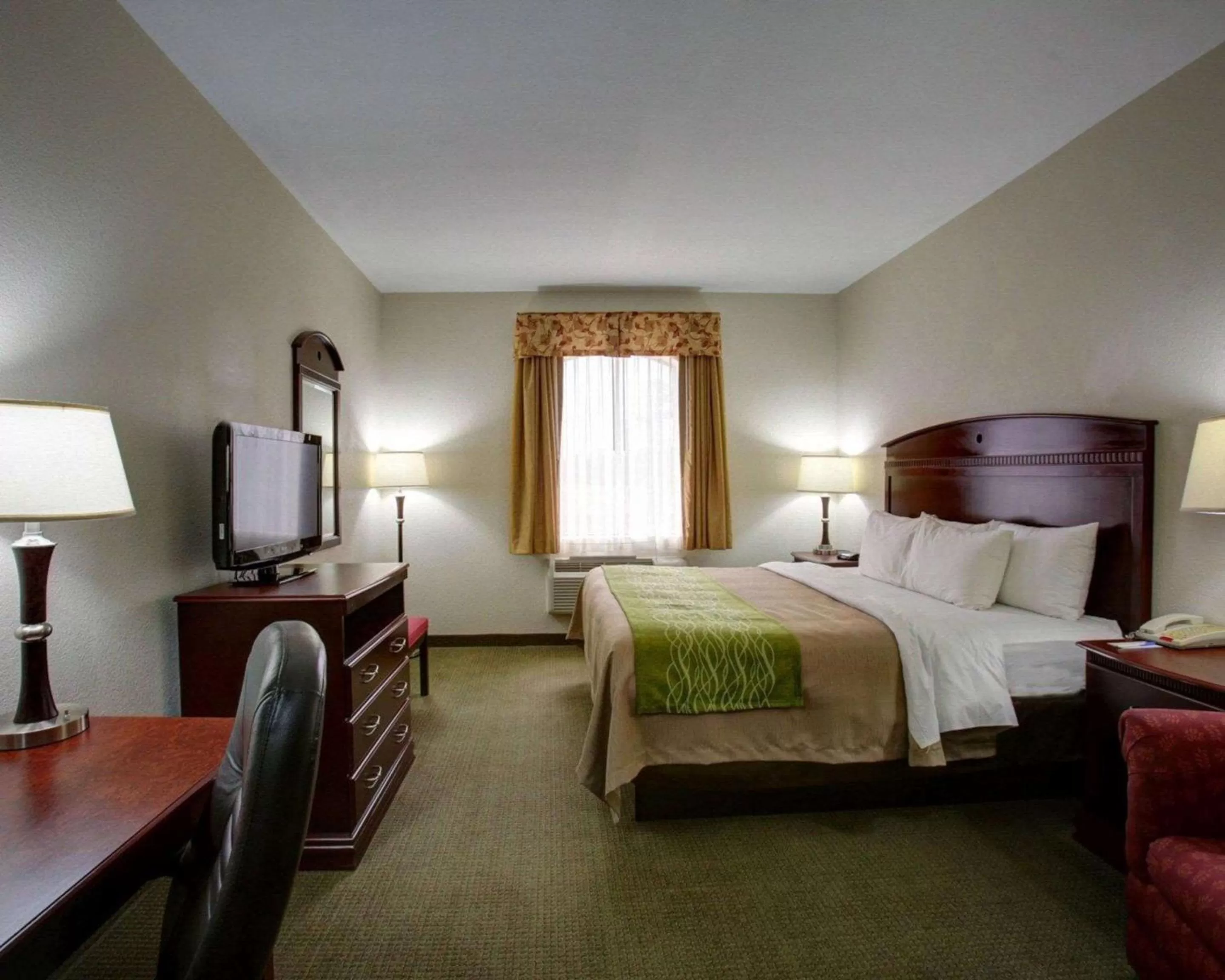 Photo of the whole room, Bed in Quality Inn Rockdale