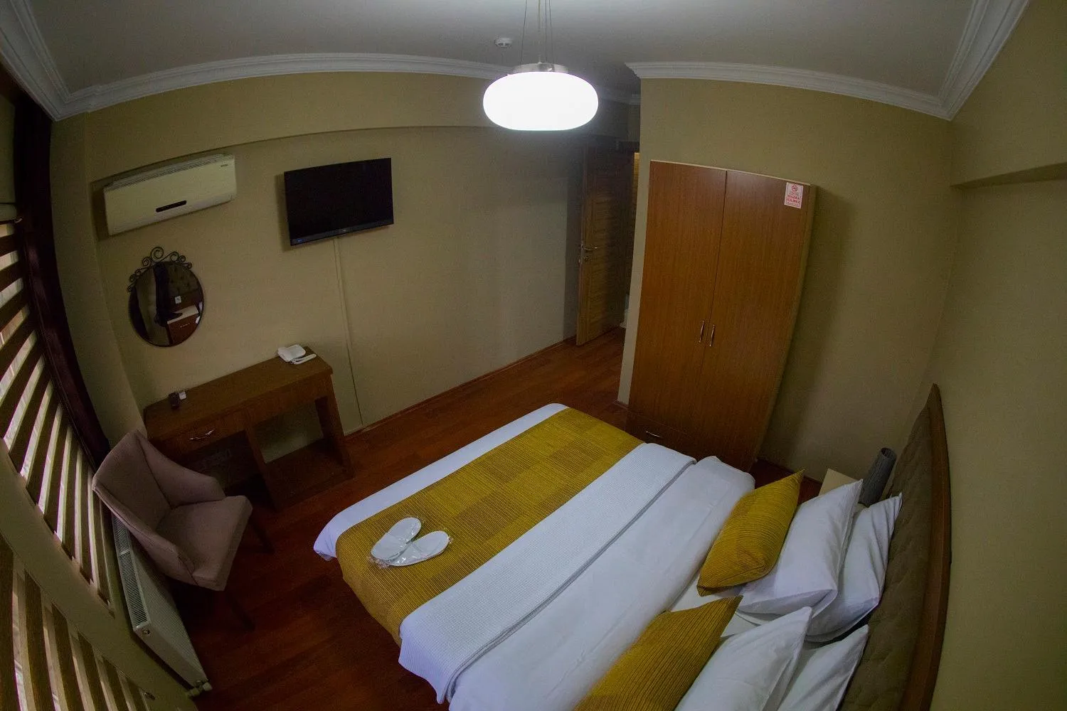 Photo of the whole room, Bed in Ramparts Hotel