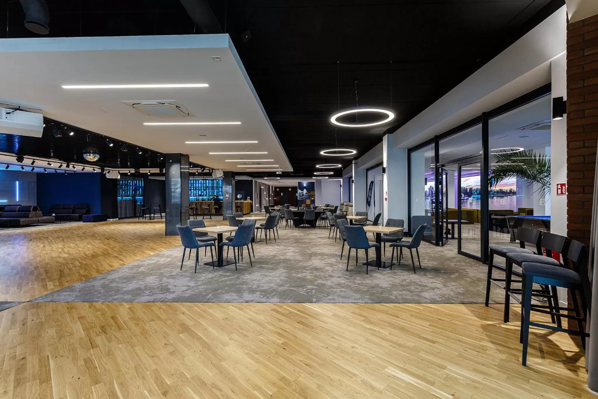 Restaurant/places to eat in Hotel Robert's Port