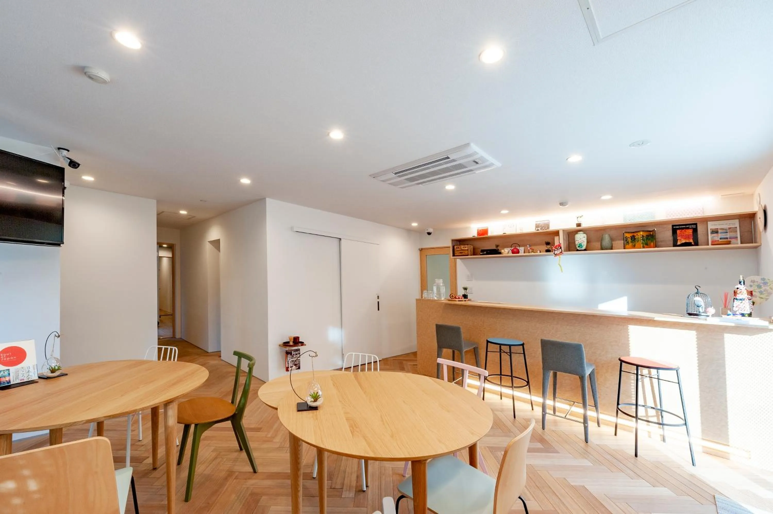 Communal lounge/ TV room in plat hostel keikyu haneda home