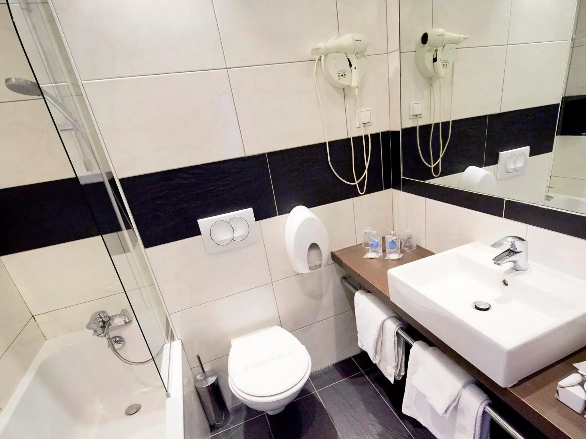 Twin Room in Kyriad Grenoble Centre Twin Room in Kyriad Grenoble Centre