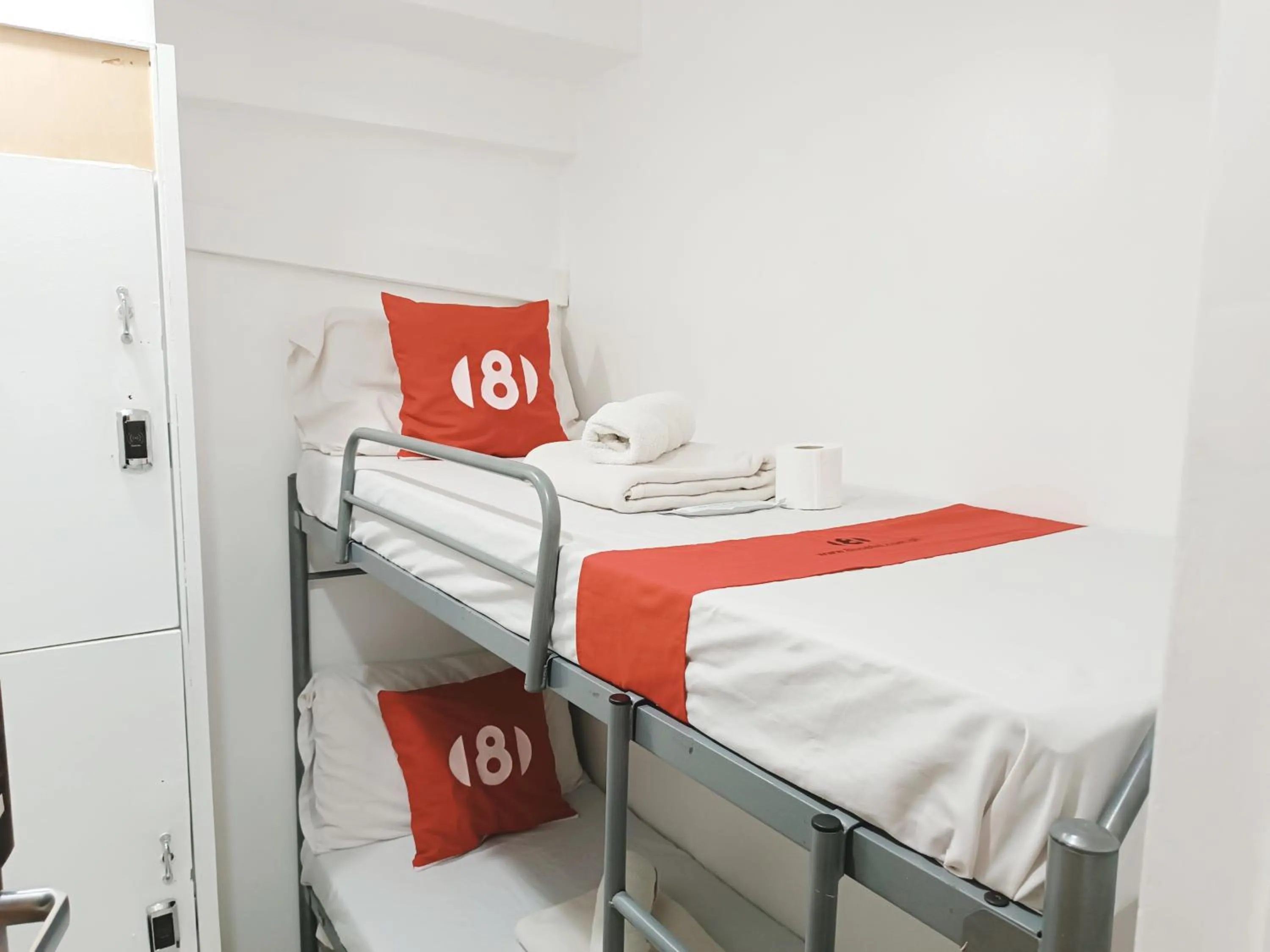 bunk bed, Bed in 8Hostel