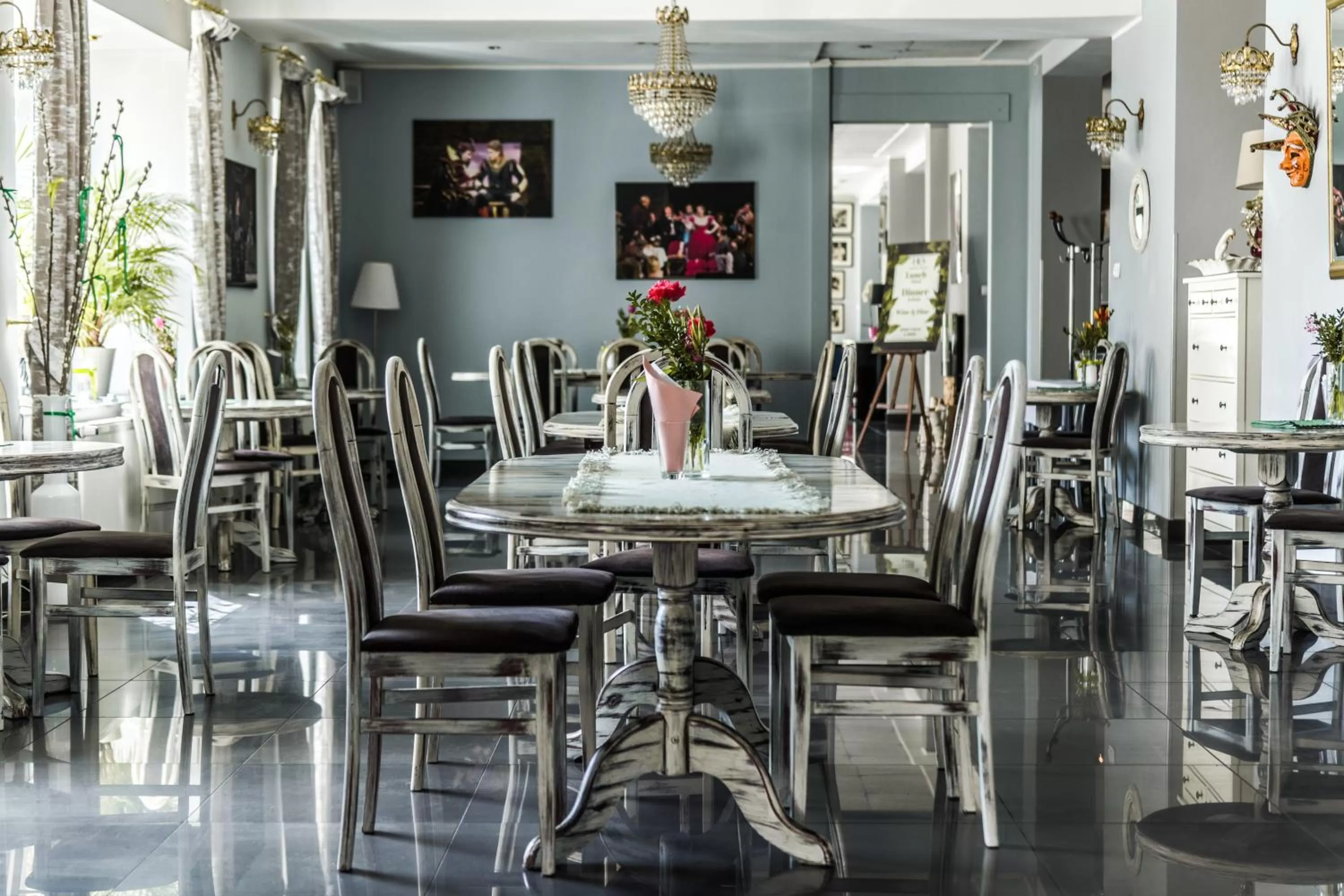 Restaurant/places to eat in Hotel Opera