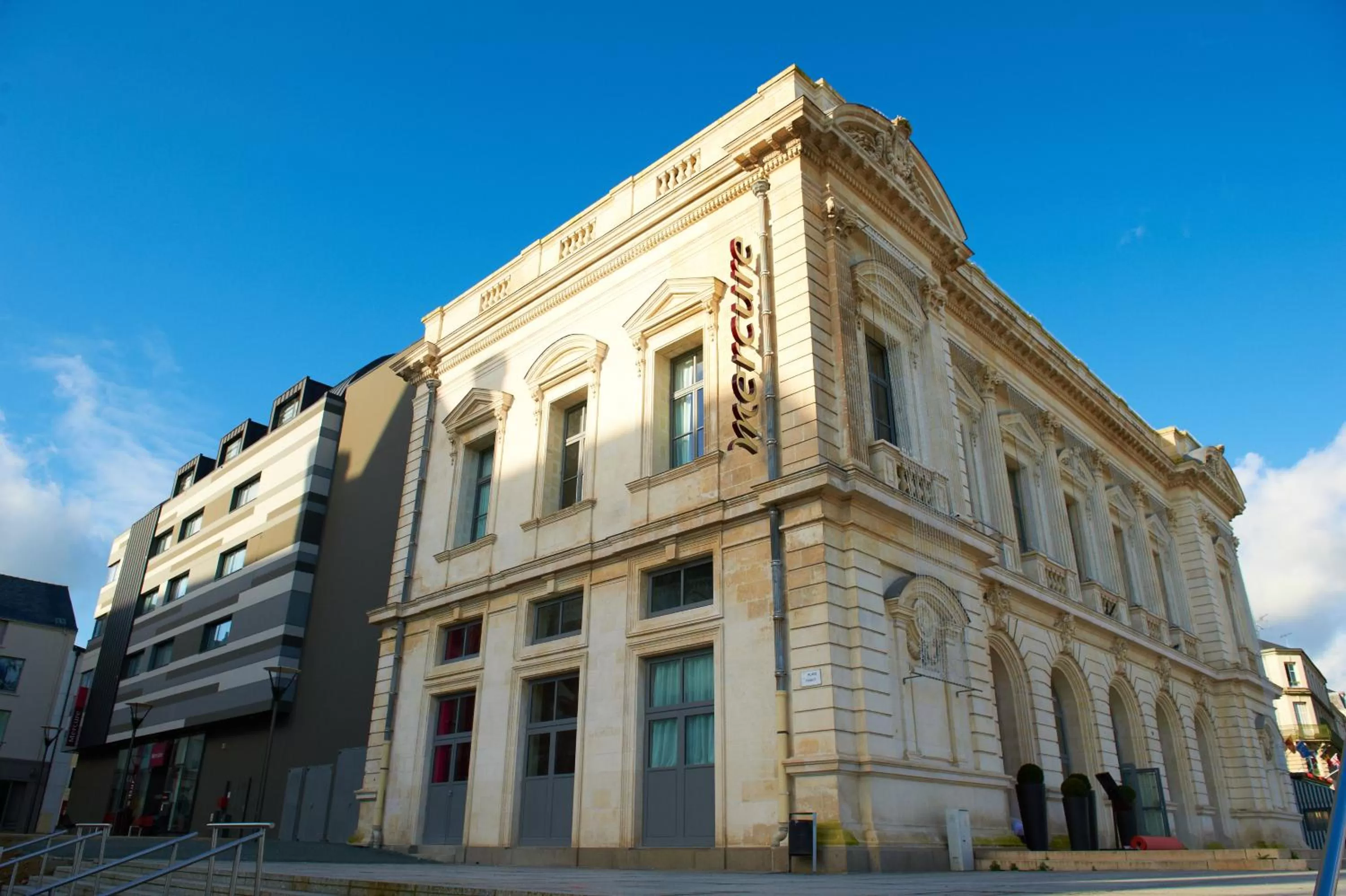 Facade/entrance in Mercure Cholet Centre