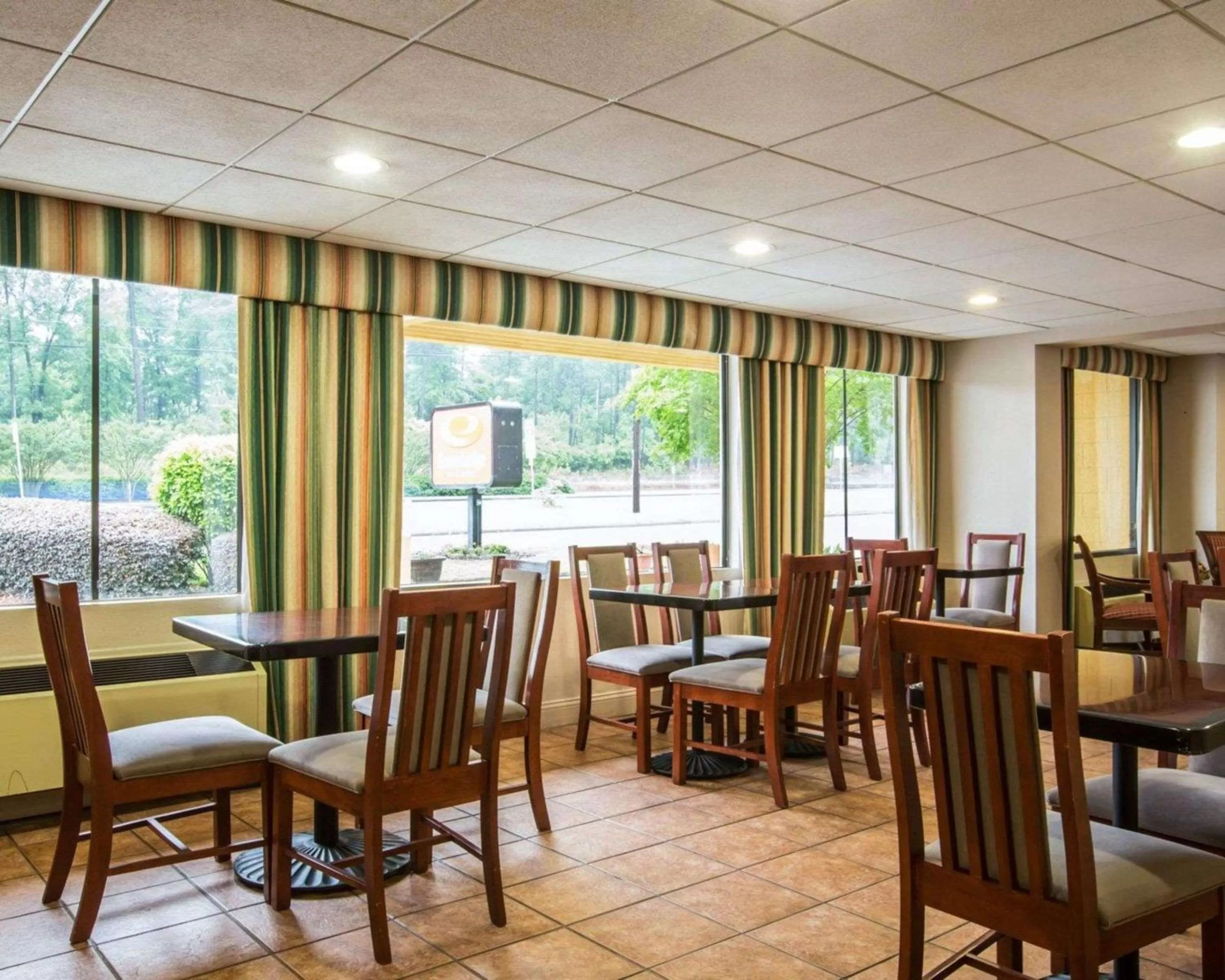 Restaurant/places to eat in Econo Lodge Inn & Suites Columbus near Fort Benning