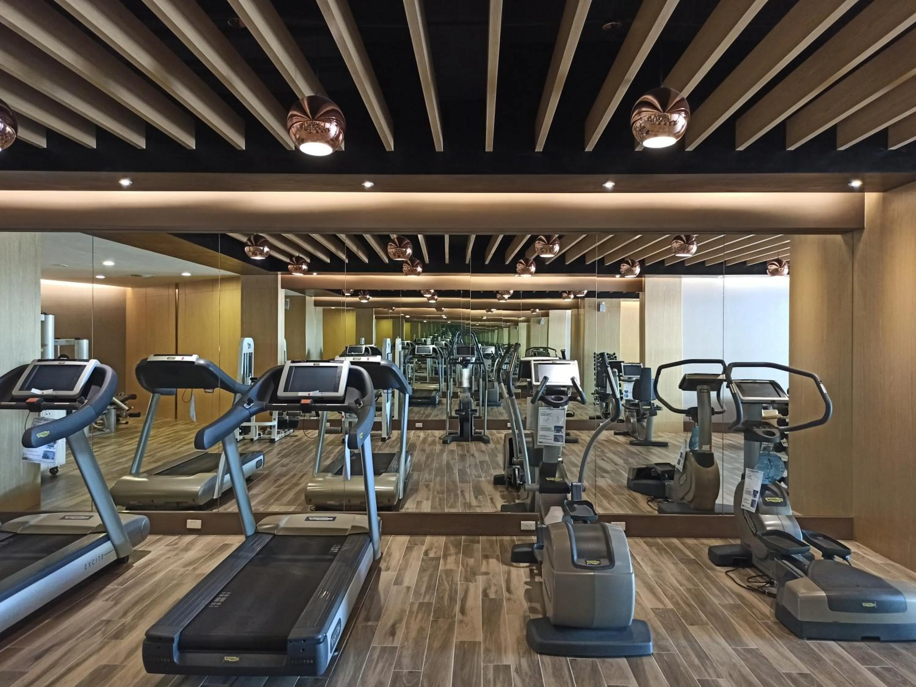 Fitness centre/facilities in E-DA Skylark Hotel
