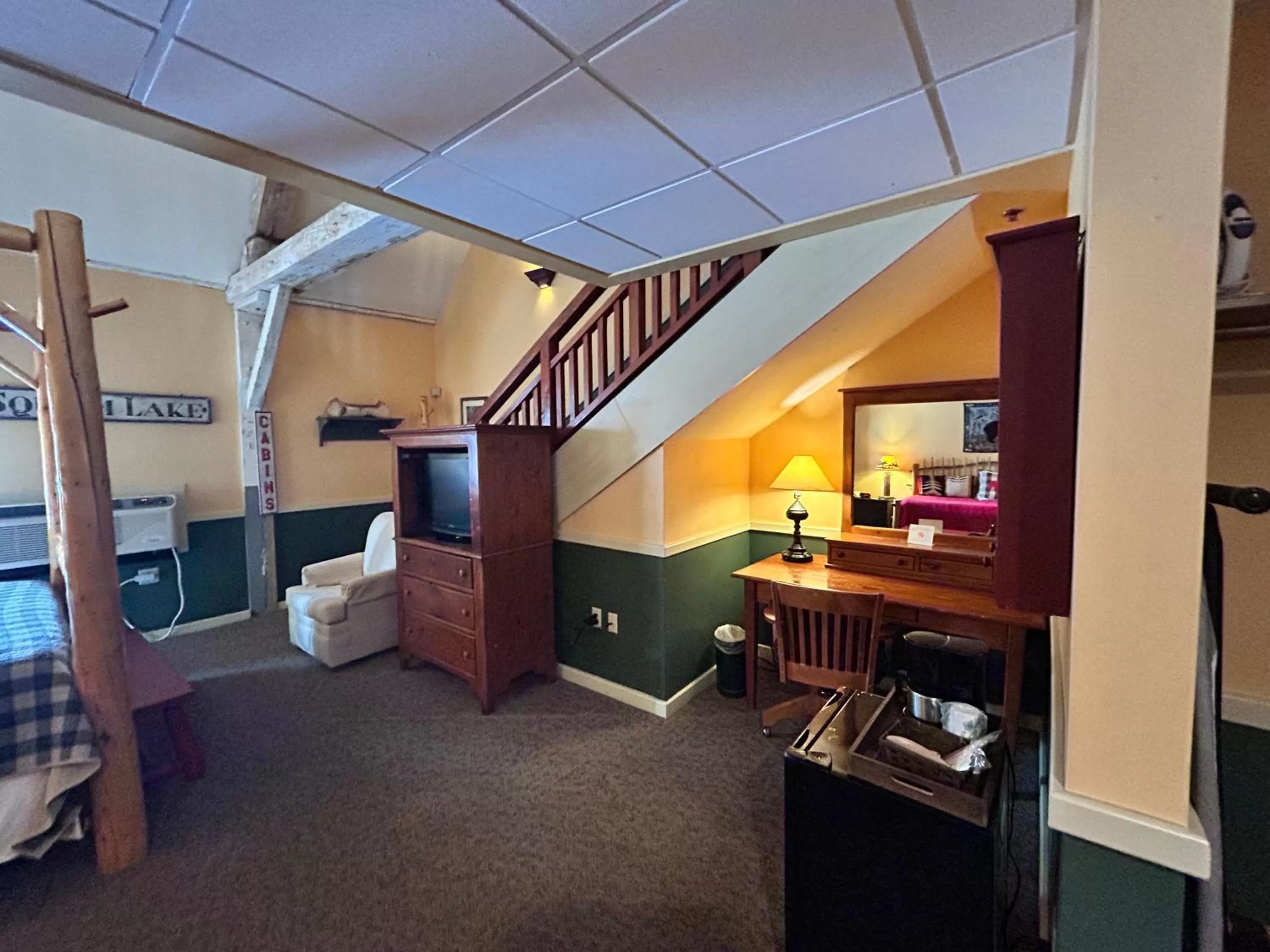 TV and multimedia, Bed in The Common Man Inn, Spa & Lodge