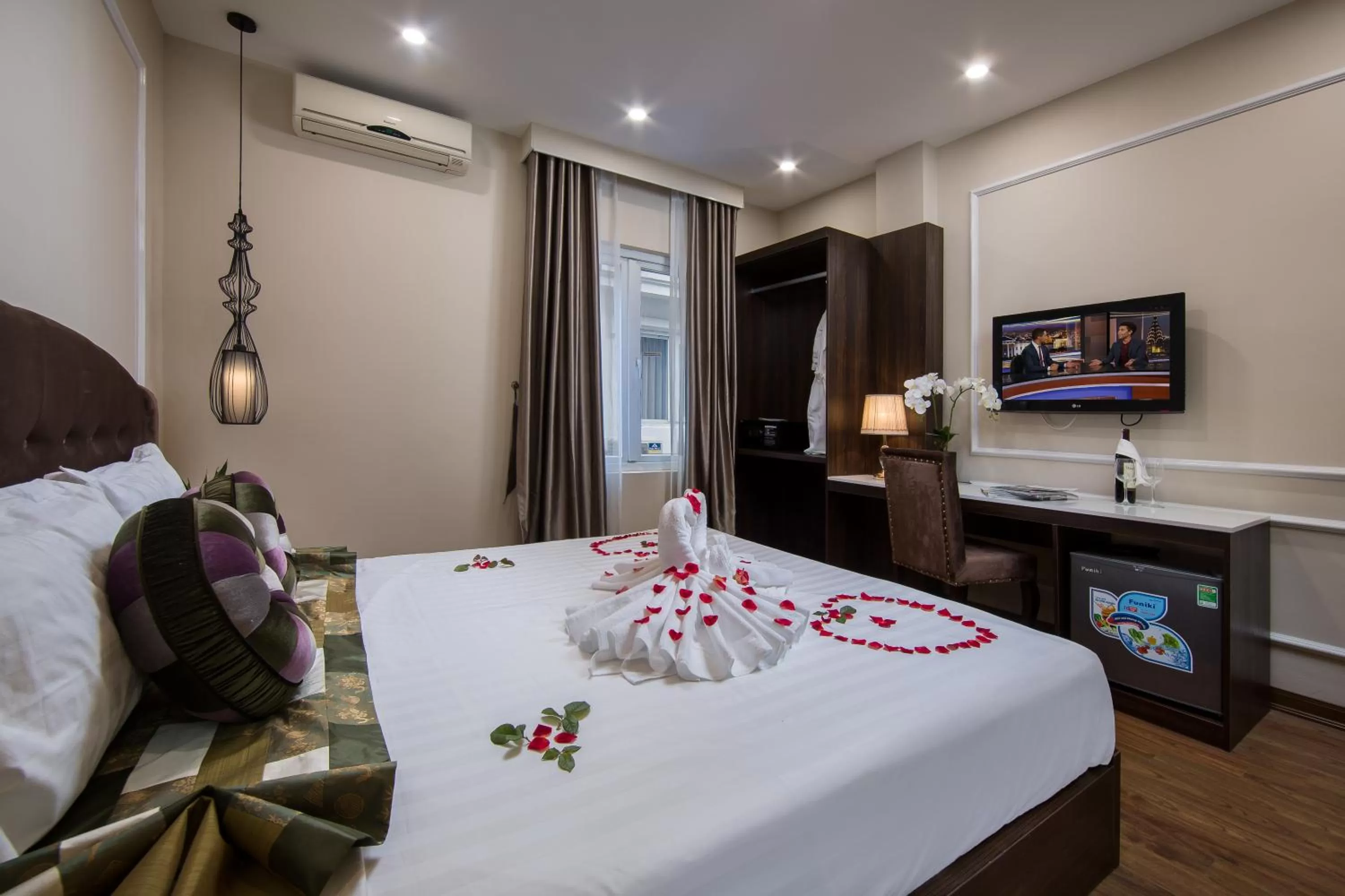 Communal lounge/ TV room, Bed in Splendid Pearlight Hanoi