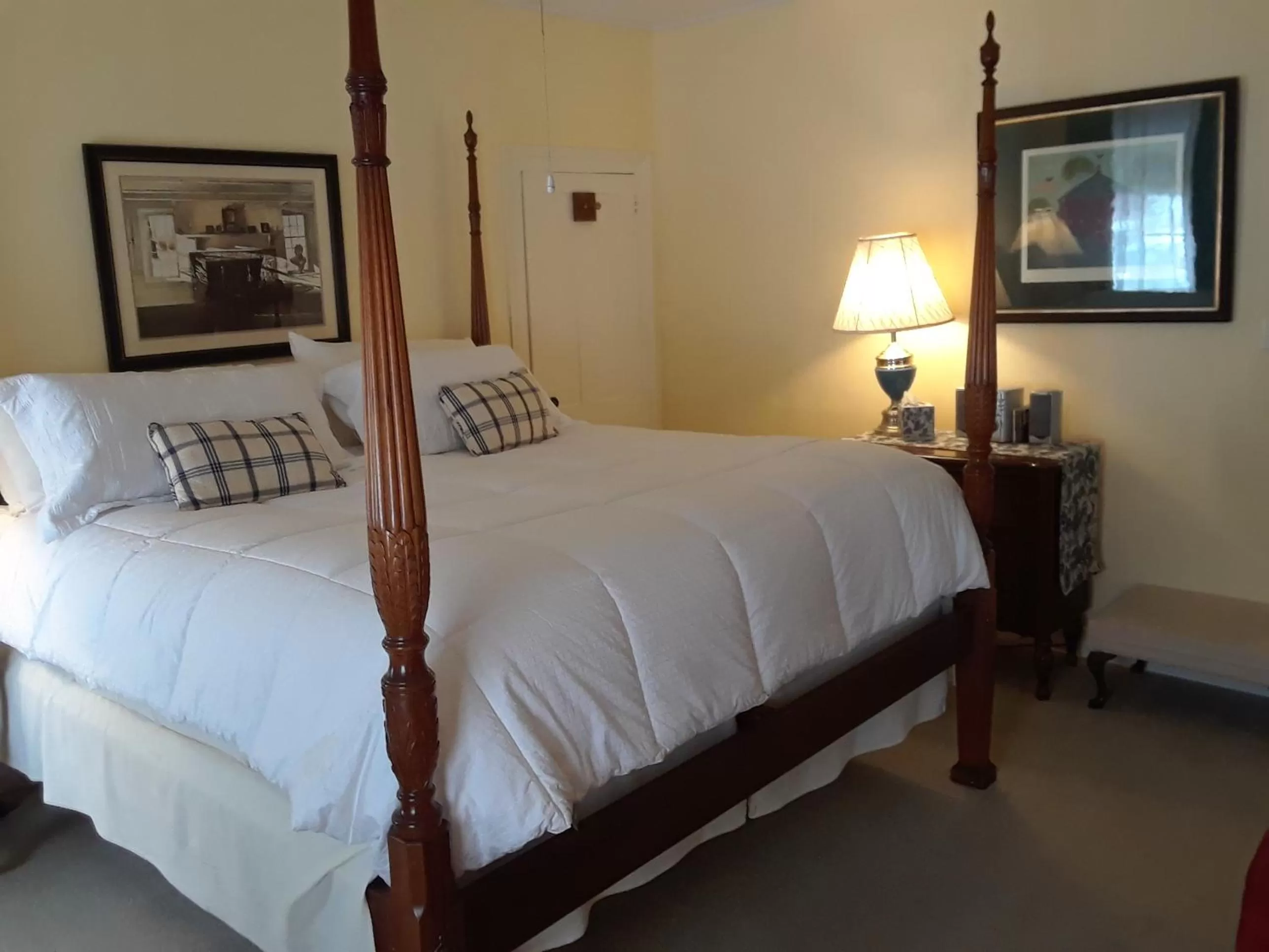 Bed in Waybury Inn