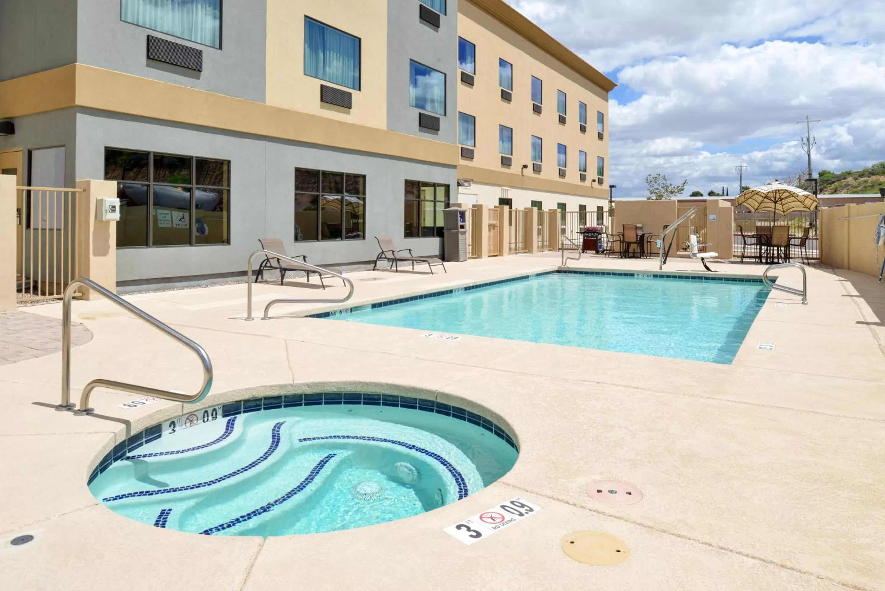 Swimming pool in Holiday Inn Express & Suites Globe by IHG
