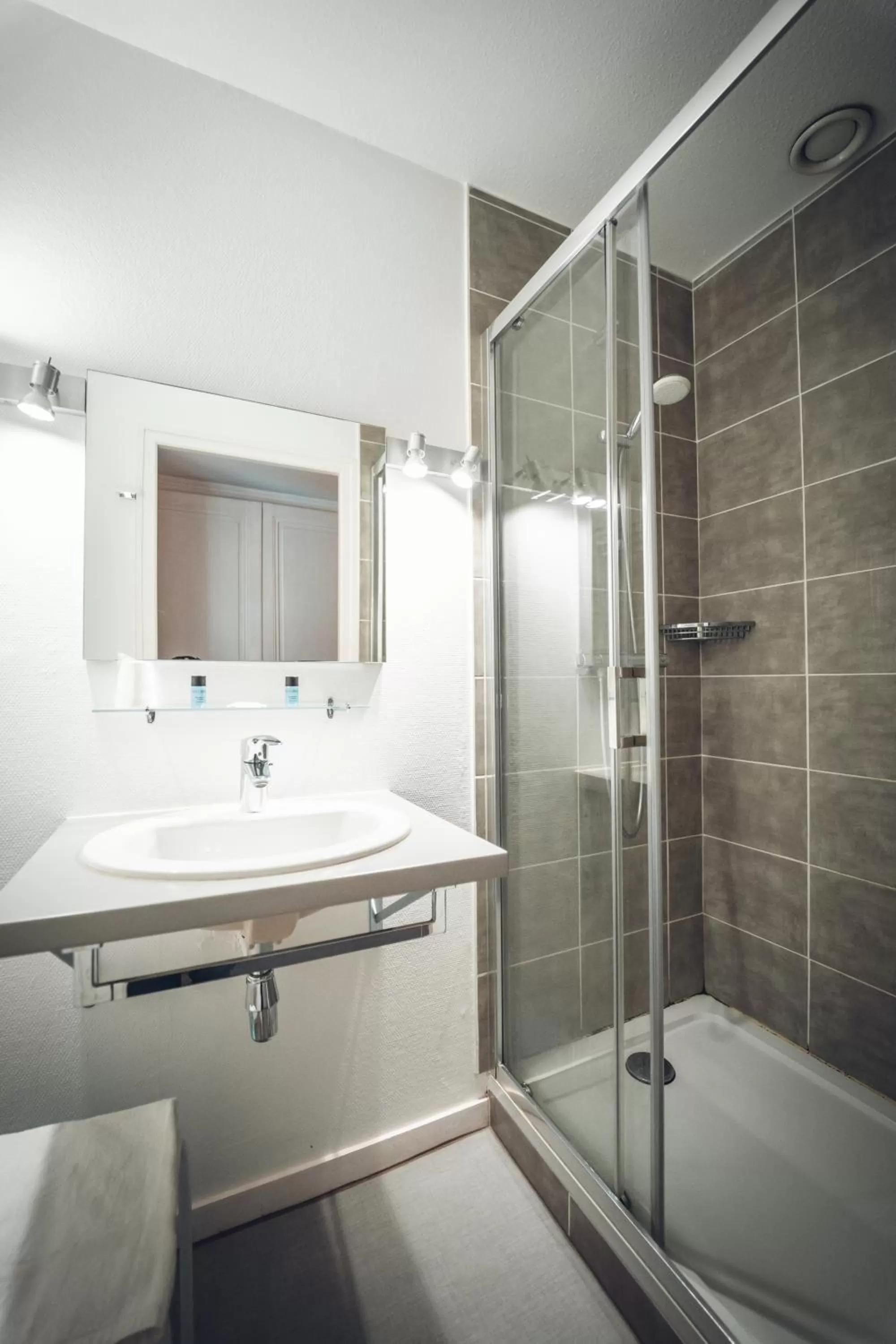 Bathroom in Logis Hôtel Vuillot